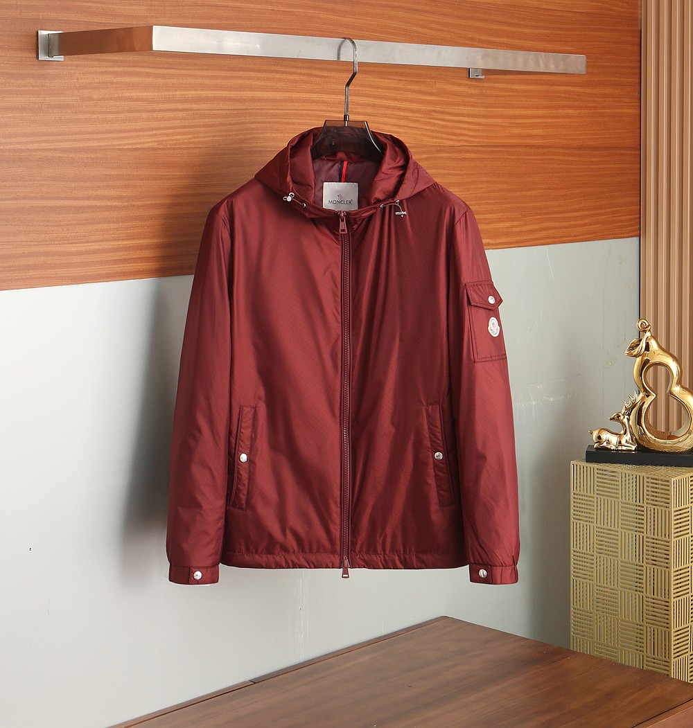 NO:520793,The new cotton high-density nylon hooded jacket with hooded autumn and winter are available in trading companies, and the official website is on sale!  With its excellent quality and unique design, it has won the love and pursuit of consumers!  This jacket is a high-end clothing based on customized high-density nylon material for customers. Its texture is silky and crisp, presenting a natural luster, making people know its extraordinary quality at the touch!  The brand's classic logo is printed on the sleeves, with a clear and high-end texture, like a silent statement, perfectly showing the wearer's identity and status. Every detail is full of the brand's unique charm and ultimate pursuit of quality!  The classic lapel jacket style has exquisite cut and smooth lines, giving people a simple but not simple feeling!  The three-dimensional patch pocket design not only adds a sense of design, but also makes the overall shape very stylish and full of temperament on the upper body!  Custom-made hardware zipper buttons, all accessories are very exquisite, both visually and touch-sensitive, and can give people a high-quality enjoyment!  Color: Black Red Number of codes: M-3XL/919, Moncler, jackets & coats, jackets & coats, hats, alexander wang19860909蒙口秋冬新款加棉高密度尼龙连帽夹克外套 贸易公司渠道稀出,领先官网发售！它以其优秀的品质和独特的设计,赢得了广大消费者的喜爱和追捧！ 该夹克是一款以客供定制高密度尼龙材质为基础,精心打造的高级服装,其质地丝滑挺括,呈现出自然光泽感,让人一触即知其非凡品质！袖上印有品牌经典Logo,质感清晰高级,犹如一种无声的声明,将穿着者的身份与地位完美展现,每一个细节,都充满了品牌的独特魅力和对品质的极致追求！经典的翻领夹克版型,裁剪精致,线条流畅,给人一种简洁而不简单的感觉！立体贴袋的造型设计,不仅增添了设计感,也让整体造型非常有型,上身气质感满满！客供定制的五金拉链纽扣,所有辅料都非常精致,无论是从视觉还是触感上,都能给人一种高品质的享受！ 颜色:黑色 红色 码数:M-3XL/919,,Moncler,jackets & coats,jackets & coats,hats,alexander wang,Men's clothing