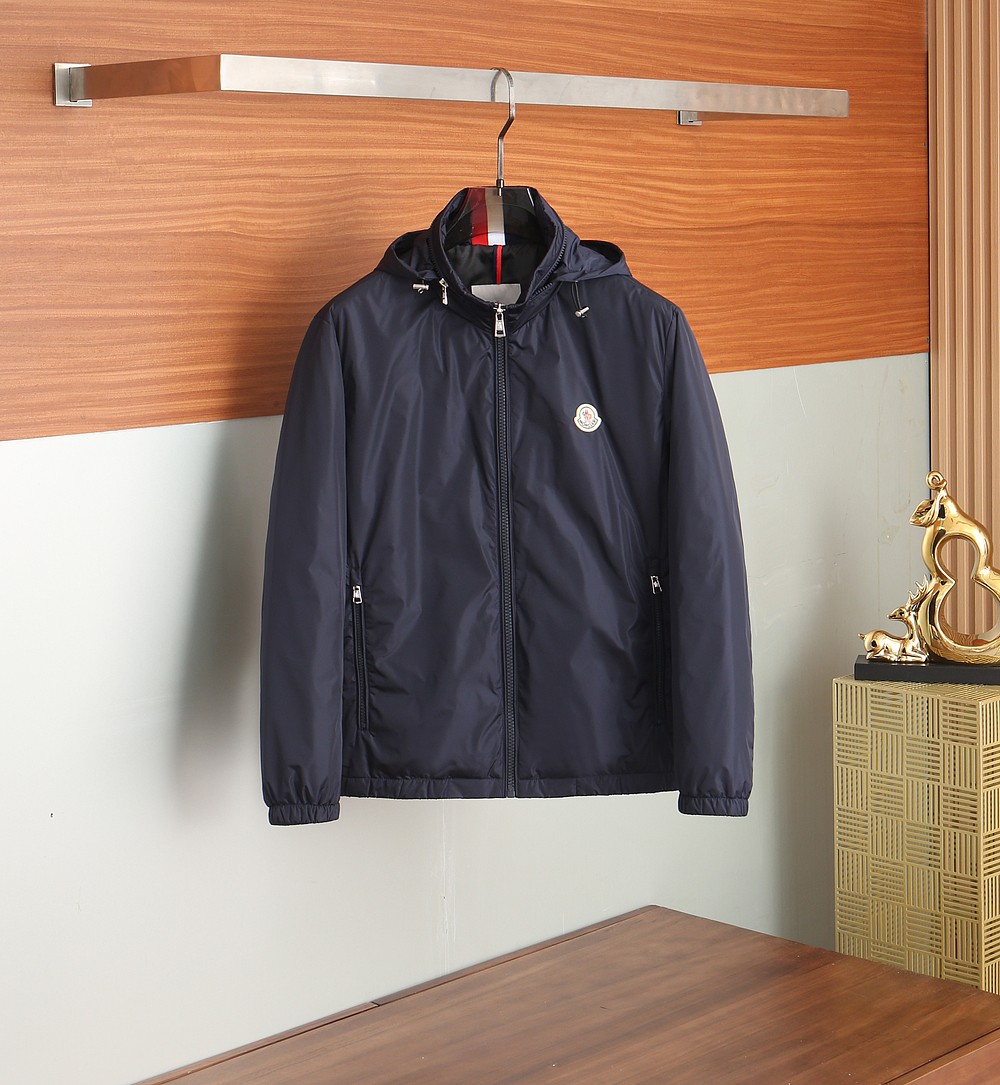 NO:520837,The new cotton high-density nylon hooded jacket with hooded jacket in the early autumn of the hood has been sold out in trading companies, and it is the leading official website for sale!  With its excellent quality and unique design, it has won the love and pursuit of consumers!  This jacket is a high-end clothing based on customized high-density nylon material for customers. Its texture is silky and crisp, presenting a natural luster, making people know its extraordinary quality at the touch!  The brand's classic logo is printed on the chest, with a clear and high-end texture, like a silent statement, perfectly showing the wearer's identity and status. Every detail is full of the brand's unique charm and the ultimate pursuit of quality!  The classic lapel jacket style has exquisite cut and smooth lines, giving people a simple but not simple feeling!  The three-dimensional patch pocket design not only adds a sense of design, but also makes the overall shape very stylish and full of temperament on the upper body!  Custom-made hardware zipper buttons, all accessories are very exquisite, both visually and touch-sensitive, and can give people a high-quality enjoyment!  Color: Black Blue Number of codes: M-3XL/639, Moncler, jackets & coats, jackets & coats, hats, alexander wang19860909蒙口早秋新款加棉高密度尼龙连帽夹克外套 贸易公司渠道稀出,领先官网发售！它以其优秀的品质和独特的设计,赢得了广大消费者的喜爱和追捧！ 该夹克是一款以客供定制高密度尼龙材质为基础,精心打造的高级服装,其质地丝滑挺括,呈现出自然光泽感,让人一触即知其非凡品质！胸前印有品牌经典Logo,质感清晰高级,犹如一种无声的声明,将穿着者的身份与地位完美展现,每一个细节,都充满了品牌的独特魅力和对品质的极致追求！经典的翻领夹克版型,裁剪精致,线条流畅,给人一种简洁而不简单的感觉！立体贴袋的造型设计,不仅增添了设计感,也让整体造型非常有型,上身气质感满满！客供定制的五金拉链纽扣,所有辅料都非常精致,无论是从视觉还是触感上,都能给人一种高品质的享受！ 颜色:黑色 蓝色 码数:M-3XL/639,,Moncler,jackets & coats,jackets & coats,hats,alexander wang,Men's clothing