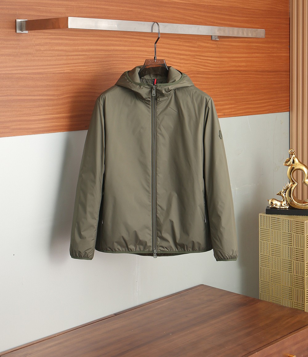 NO:520812,The new cotton high-density nylon hooded jacket with hooded autumn and winter are available in trading companies, and the official website is on sale!  With its excellent quality and unique design, it has won the love and pursuit of consumers!  This jacket is a high-end clothing based on customized high-density nylon material for customers. Its texture is silky and crisp, presenting a natural luster, making people know its extraordinary quality at the touch!  The brand's classic logo is printed on the sleeves, with a clear and high-end texture, like a silent statement, perfectly showing the wearer's identity and status. Every detail is full of the brand's unique charm and ultimate pursuit of quality!  The classic lapel jacket style has exquisite cut and smooth lines, giving people a simple but not simple feeling!  The three-dimensional patch pocket design not only adds a sense of design, but also makes the overall shape very stylish and full of temperament on the upper body!  Custom-made hardware zipper buttons, all accessories are very exquisite, both visually and touch-sensitive, and can give people a high-quality enjoyment!  Color: Black Green Number of codes: M-3XL/613, Moncler, jackets & coats, jackets & coats, hats, alexander wang19860909蒙口秋冬新款加棉高密度尼龙连帽夹克外套 贸易公司渠道稀出,领先官网发售！它以其优秀的品质和独特的设计,赢得了广大消费者的喜爱和追捧！ 该夹克是一款以客供定制高密度尼龙材质为基础,精心打造的高级服装,其质地丝滑挺括,呈现出自然光泽感,让人一触即知其非凡品质！袖上印有品牌经典Logo,质感清晰高级,犹如一种无声的声明,将穿着者的身份与地位完美展现,每一个细节,都充满了品牌的独特魅力和对品质的极致追求！经典的翻领夹克版型,裁剪精致,线条流畅,给人一种简洁而不简单的感觉！立体贴袋的造型设计,不仅增添了设计感,也让整体造型非常有型,上身气质感满满！客供定制的五金拉链纽扣,所有辅料都非常精致,无论是从视觉还是触感上,都能给人一种高品质的享受！ 颜色:黑色 绿色 码数:M-3XL/613,,Moncler,jackets & coats,jackets & coats,hats,alexander wang,Men's clothing