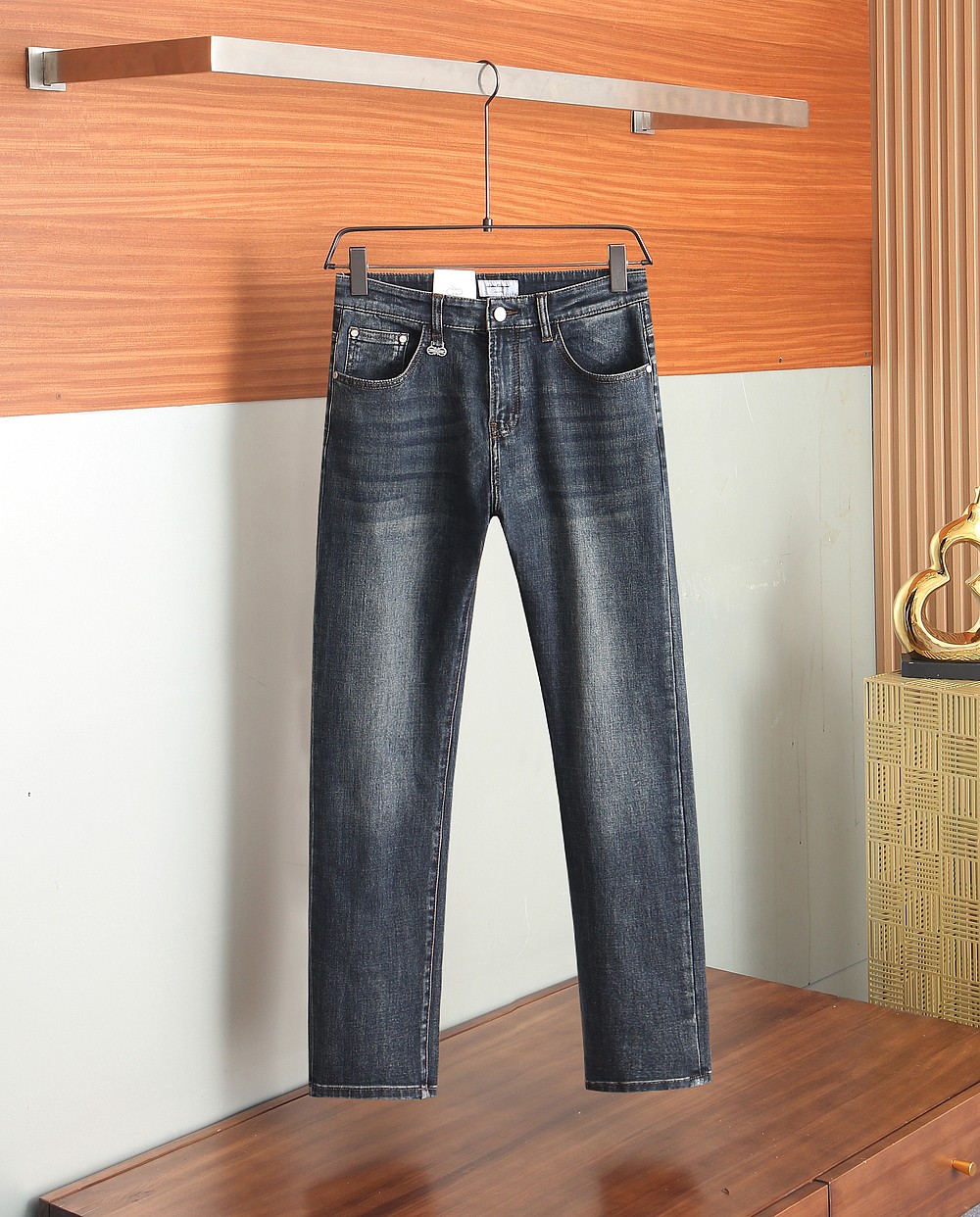 High-End Japanese Jeans: Pure Quality, Family Essence, and Unique Design - 图片 1