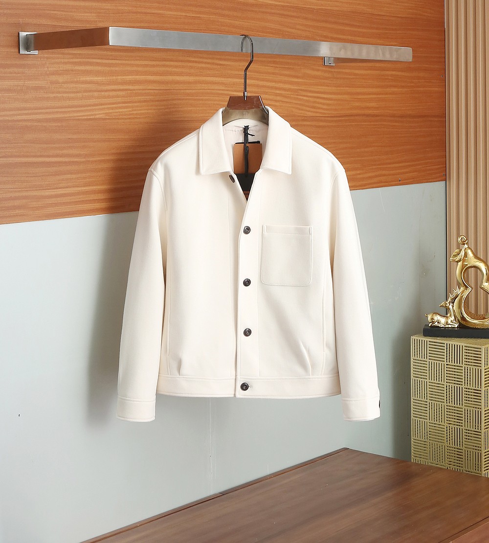 NO:501694,The main recommendation is Zeg*a business casual wool lapel jacket for autumn and winter. The fabric and accessories are all supplied by customers. They are made of fixed weaving and dyeing. The touch is extremely soft and delicate, with exquisite details. The auxiliary materials are all supplied by customers. The placket zipper shape is also a classic inheritance. The flip pocket is engraved with exquisite brand letters, and the geometric aesthetic hunting multi-pocket design is designed. The fine workmanship is everywhere showing the master-level craftsmanship. The lining is made of quilting, and the edges and threads are neat and perfect. The unique limited main mark mark shows the ingenuity everywhere!  The cutting technology is excellent, conforms to the rigorous ergonomic design, the upper body is capable and stylish, the classic lapel design, the style is both solemn and harmonious, and it is extremely practical. It is the first choice for urban elite men. It can be perfectly controlled in business commuting, official law, and leisure trendy occasions, both elegance and demeanor!  Color black blue off-white Size 48.50.52.54.56/8572,,zegna,jackets & coats,jackets & coats,alexander wang19860909主推 杰尼亚秋冬新款男士Zeg*a商务休闲毛呢翻领夹克外套,面料与辅料皆为客供,定织定染而成,触感极为柔软细腻,细节精湛考究,辅料皆为客供,门襟拉链造型亦属于经典传承,翻盖口袋上面镌刻有精美品牌字母,几何美学猎装多口袋设计,做工精细处处彰显大师级工艺,内衬运用绗缝工艺打造,包边及走线工整完美,独特的限定主标唛,处处皆彰显出匠心之作！裁剪技术精良,符合严谨的人体工程学设计,上身干练且型款十足,经典翻领设计,亦庄亦谐的风格,实穿性极强,都市精英男士首选,商务通勤、公务律政、出街休闲潮搭等场合皆可完美驾驭,优雅与风度兼备！ 颜色黑色 蓝色 米白色 尺码 48.50.52.54.56/8572,,zegna,jackets & coats,jackets & coats,alexander wang,Men's clothing