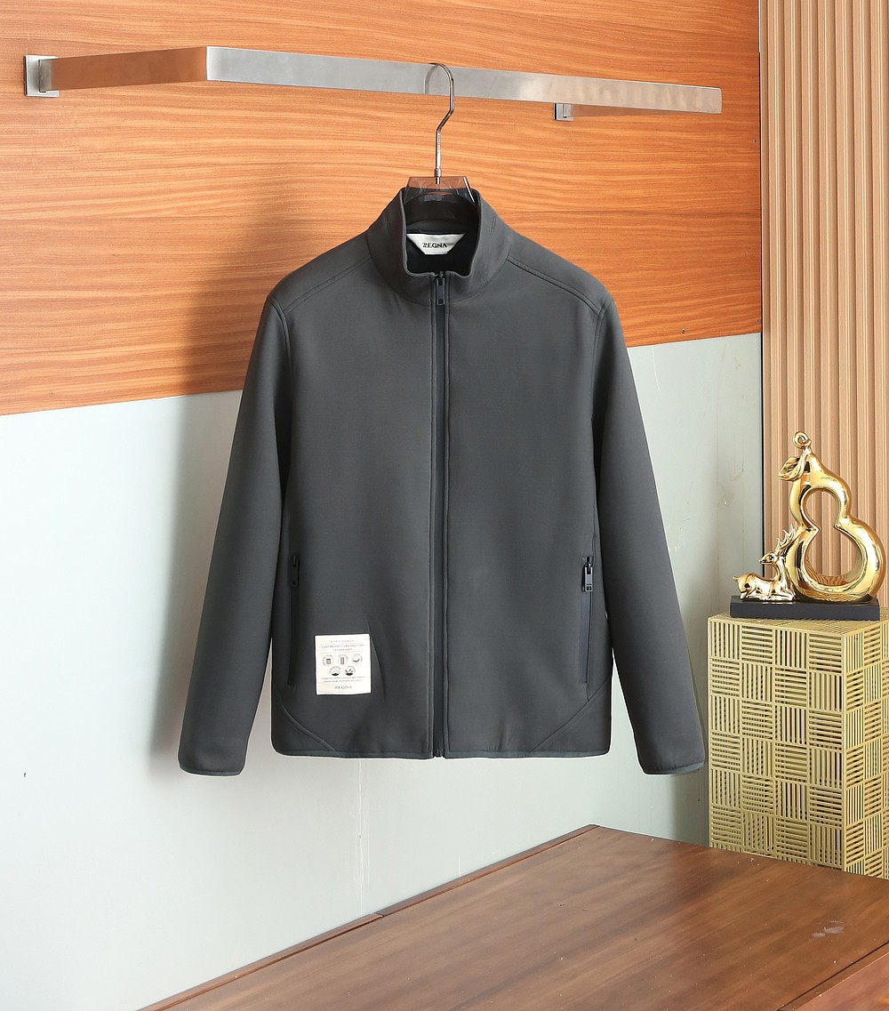 NO:496975,The main recommendation is the new autumn and winter ZENGA new hooded jacket!  Exclusive customized air-layer cotton fabric, simple and elegant, clean and neat tailored, soft and dry, and the upper body effect is crisp and stylish. The three-dimensional cutting process and the pattern are all high-standard and appropriate silhouette versions!  It is not tight yet. With so many top-level raw materials, we create high-end products with unparalleled value, and the upper body effect is super good!  Color black green Size 48 50 52 54 56/8560,,zegna,jackets & coats,jackets & coats,hats,alexander wang19860909主推 秋冬新款ZENGA 杰尼亚 新品连帽外套夹克！独家定制空气层棉面料,简单大方 干净利落剪裁 ,手感软糯干爽,上身效果挺括有型.立体裁剪工艺,版型上都是高标准,恰当好处的廓型版！又恰恰不紧绷,如此众多的顶级原料,打造出价值感无与伦比的高端产品,上身效果超级好看！ 颜色黑色 绿色 尺码48 50 52 54 56/8560,,zegna,jackets & coats,jackets & coats,hats,alexander wang,Men's clothing