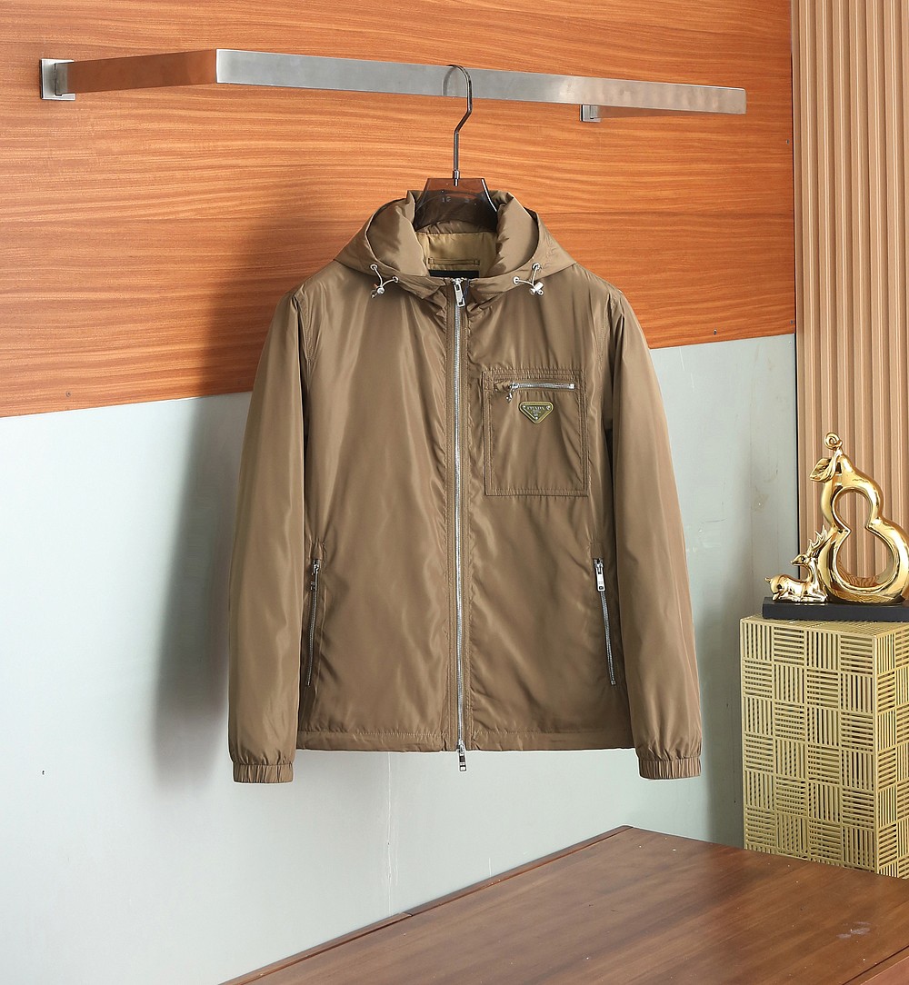 NO:518628,Cotton Jacket Prada PRADA new counter with the same hooded casual and cotton jacket, both business and casual!  The fabric is made of polyester fiber windproof and waterproof fabric, inner polyester fiber lining, left-hand brand highlights the luxury of the brand, exquisite craftsmanship, waterproof and breathable, soft and delicate. It is stylish, customized hardware, special mold opening and customization of slider, very neat, knotting a series of small-detail craftsmanship applications, trademark tags, all should be complete, trading company perfect goods, high-end products must be available for high-end people, original hardware and auxiliary materials are complete, free to enter and exit the counter, wt buy with confidence. Color black blue/860 Size 48-56,,prada,prada,jackets & coats,hats,alexander wang19860909棉夹克普拉达PRADA新款专柜同款连帽休闲加棉夹克,商务休闲两不误！面料采用聚酯纤维防风防水面料,内里聚酯纤维内衬,左手品牌彰显品牌奢华,工艺精湛考究,防水透气,柔软细腻.且有型,定做五金,拉头特殊开模定制,做工方面走线,非常工整,套结一系列小细节工艺的应用, 商标 吊牌,一应具全,贸易公司完美货品高端人士必备单品,原厂五金辅料三标齐全,随意出入专柜,wt放心购买. 颜色黑色 蓝色/860 尺码48-56,,prada,prada,jackets & coats,hats,alexander wang,Men's clothing