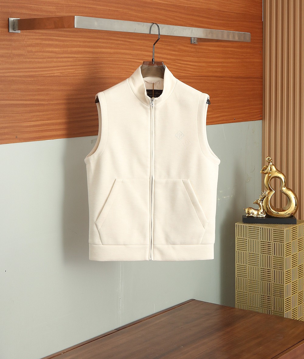 NO:509553,The main recommendation is LP&Nuoyoupian 2025SS Autumn and Winter New Vest Jacket. The latest model. The counter custom fabric is soft and skin-friendly, anti-wrinkle and stylish, and the upper body is comfortable; the chest is decorated with brand logo, which is highly recognizable; stand-up collar design, business and casual merger; polyester fiber lining, full of high-end feeling; a vest suitable for many occasions, not picking the age of age. [Color] Gray beige [Code] 48-56/8580,,loro piano, jackets & coats,alexander wang19860909主推 LP&诺悠翩2025SS秋冬新款马甲外套.最新款.专柜定制面料软糯亲肤,抗皱有型,上身舒适；胸前饰以品牌logo,辨识度极高；立领设计,商务与休闲兼并；聚脂纤维内衬,高级感满满；一款适合多种场合,不挑年纪的马甲.【颜色】灰色米色【码数】48-56/8580,,loro piana,jackets & coats,alexander wang,Men's clothing