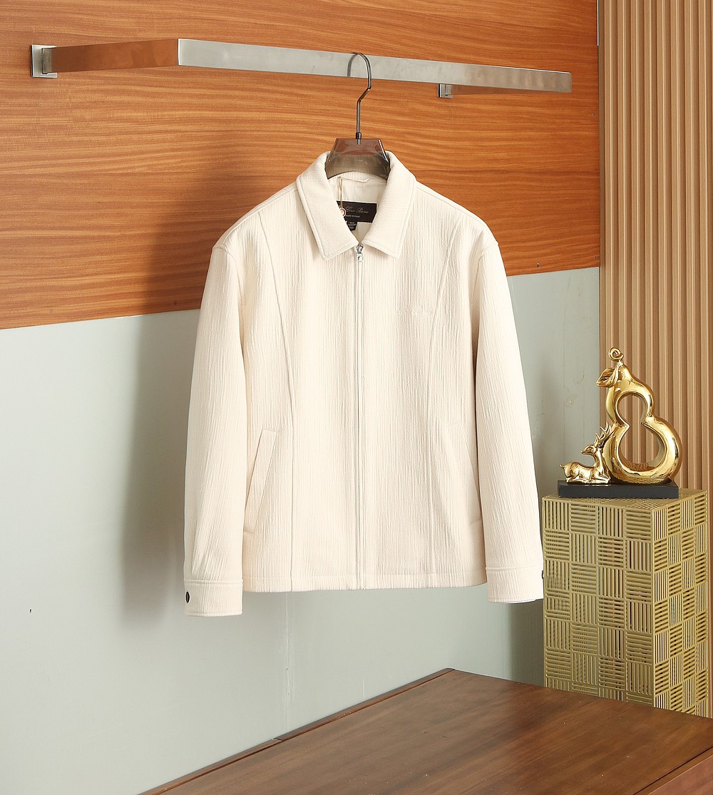 NO:509557,The main recommendation is LP&Nuoyoupin FW2025 autumn and winter new business casual stand-up collar jacket. The chest is decorated with classic brand letters, three-dimensional and stylish, and has high recognition. It uses selected customized cabinets with 1:1 fabric with a mellow texture and crisp texture, and the main ingredients are soft and elastic, with a full and plump feel, and it is also warm and comfortable to wear on the body!  The inner lining is made of classic brand lattice lining, which is difficult to deform at a high cost; the classic stand-up collar design is merged with business and leisure; the regular and slightly slim-fitting superb three-dimensional cut makes the dresser capable and elegant on the upper body, making it an excellent choice for commuting matches!  【Color】Black off-white khaki【code number】48-56/8582,,loro piana,jackets & coats,jackets & coats,alexander wang19860909主推 LP&诺悠翩FW2025秋冬新款商务休闲立领夹克外套.胸前饰以经典品牌字母标,立体有型,辨识度高；采用精选客供定制柜子1:1面料质感醇厚挺括,主成分更是柔软富有弹力,手感饱满丰厚,穿在身上亦是温暖舒适！内里采用经典品牌格子内衬,高支数不易变形；经典立领设计,商务与休闲兼并；常规且略修身的精湛立体版型裁剪,令着装者上身干练而儒雅,是通勤搭配的绝佳之选！【颜色】黑色 米白色卡其色【码数】48-56/8582,,loro piana,jackets & coats,jackets & coats,alexander wang,Men's clothing