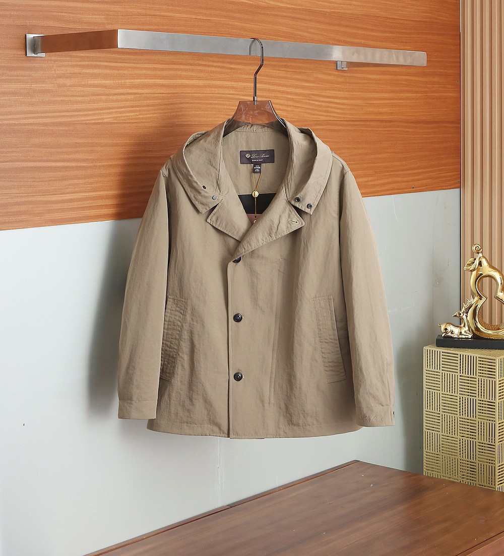 NO:509555,The main recommendation is New#LP Lao Qianfeng LP&Nuoyou Pianya 2025SS new hooded jacket jacket. It is difficult to find a box. It uses original customized fabric, windproof, rainproof and breathable, wrinkle-resistant and straight and stylish, soft and glutinous, skin-friendly and not soft; the hooded design, the same color design, full of fashion sense and extremely recognizable; the cuffs are decorated with brand letter logo, which is extremely recognizable; a jacket suitable for wearing in various occasions. [Color] Black Khaki [Code] 48-56/8581,,loro piano, jackets & coats, jackets & coats,hats,alexander wang19860909主推 New#LP 老钱风 LP&诺悠翩雅2025SS新款连帽夹克外套.柜子一件难求款.采用原版定制面料,防风防雨透气,抗皱立挺有型,软糯亲肤不软塌；连帽设计,立领同色系设计,时尚感满满,辨识度极高；袖口饰以品牌字母logo,辨识度极高；一款适合多种场合穿搭的夹克.【颜色】黑色 卡其色【码数】48-56/8581,,loro piana,jackets & coats,jackets & coats,hats,alexander wang,Men's clothing