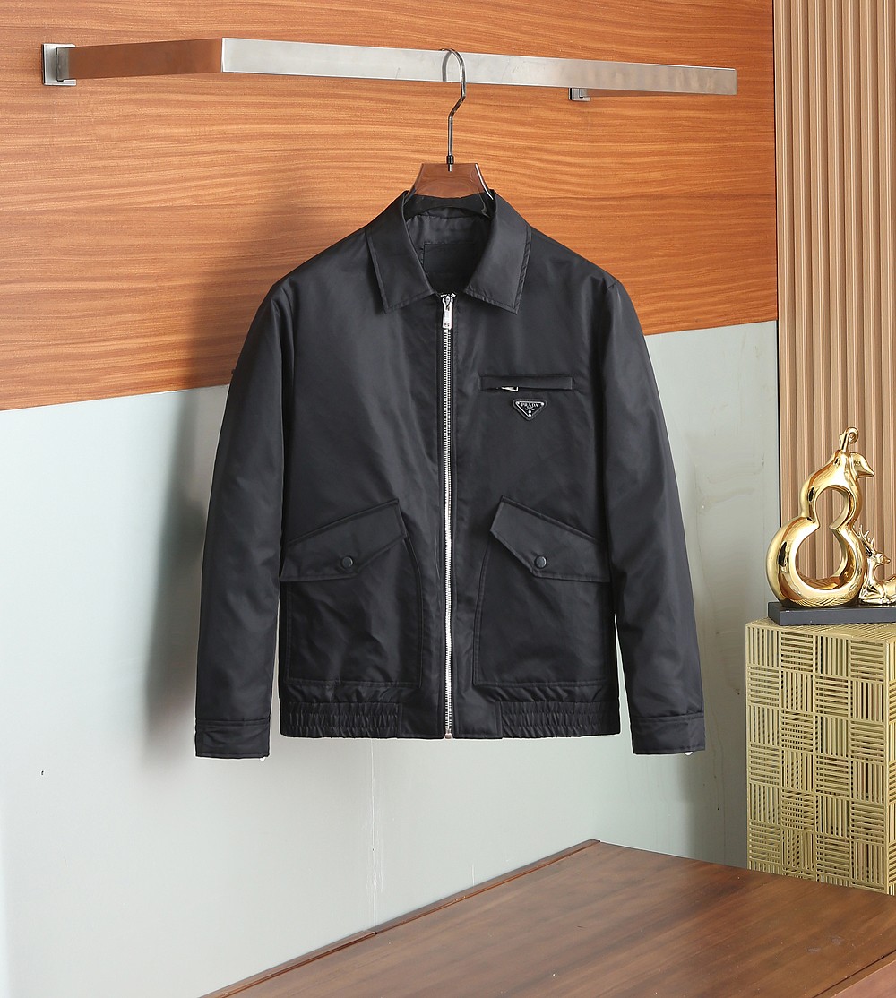 NO:521930,Prada 25ss autumn new style, the same style for men's cotton jacket on the official website, the original three-standard complete high-end version, customized fabric, breathable and comfortable, impeccable details, brand element design concept, reflecting high quality. The feel is delicate and soft, presents casual cut, and the upper body style is excellent. Hei strongly recommends the code number M-3XL /626,,prada, jackets & coats, jackets & coats, alexander wang19860909普拉达25ss秋季新款 官网同款男士加棉夹克外套, 原单三标齐全高端版本 定制面料 透气舒适度高,细节无可挑剔,品牌元素设计理念,体现高品质.手感细腻柔软 呈现休闲裁剪,上身版型超赞 hei强烈推荐 码数M-3XL /626,,prada,jackets & coats,jackets & coats,alexander wang,Men's clothing