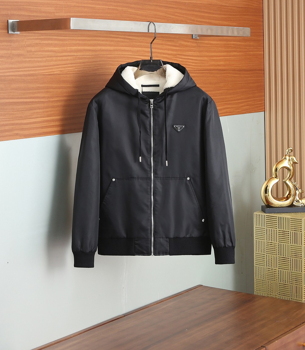 NO:523260,Prada 25ss autumn new style, the same style for men's plus velvet and cotton jacket on the official website, the original three-standard complete high-end version, customized fabric, breathable and comfortable, impeccable details, brand element design concept, reflecting high quality. The feel is delicate and soft, presents casual cut, and the upper body style is excellent. Hei strongly recommends the code number M-3XL /926,,prada, jackets & coats, jackets & coats, alexander wang19860909普拉达25ss秋季新款 官网同款男士加绒加棉夹克外套, 原单三标齐全高端版本 定制面料 透气舒适度高,细节无可挑剔,品牌元素设计理念,体现高品质.手感细腻柔软 呈现休闲裁剪,上身版型超赞 hei强烈推荐 码数M-3XL /926,,prada,jackets & coats,jackets & coats,alexander wang,Men's clothing