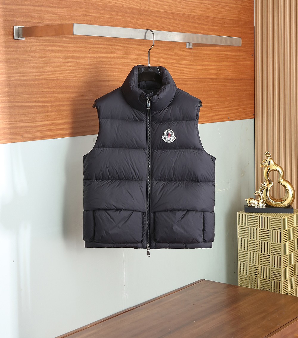 NO:518602,Top version Limited edition Moncler masked vest The latest popular stand-alone large-label down jacket relief filling process 95 white goosevelt, super full filling volume, invincible version hardware #The inner filling is genuine consistently imported top Polish special 90 gray goosevelt, thin, delicate feel, soft, not easy to deform, and not thread-transparent. Goosevelt is widely used in ski shirts and cold-proof clothing original processing factory electroplated hardware, all customized in the factory, non-market, various replica versions of the sleeves can be detached into vests, men and women, bringing down beauty and functional practical wear to the extreme!  Color: Black Number of codes: 0 1 2 3 4 (M-3XL)/8106,,Moncler,down jacket,alexander wang19860909顶级版本 限量款Moncler蒙口马甲 最新爆款立领大标羽绒服浮雕填充工艺 95白鹅绒 充绒量超级饱满 对版五金 细节无敌 #内里填充正品一致进口顶级波兰专用90灰鹅绒,轻薄、手感细腻、柔软、不易变形、不会透丝,鹅绒广泛运用于滑雪衫、防寒服原代加工厂出品电镀五金,全部原厂定制,非市场各类复刻版本袖子可拆卸变为马甲男女同款将羽绒美感与功能性实穿发挥到极致！ 颜色:黑色 码数:0 1 2 3 4 (M-3XL)/8106,,Moncler,down jacket,alexander wang,Men's clothing