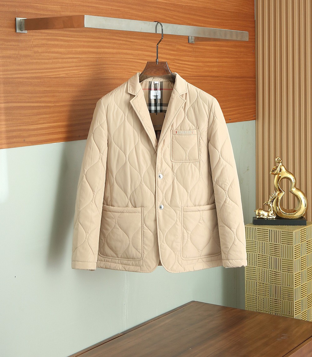 NO:518619,Burberry autumn 2025 latest fashion designer cotton jacket. The details show the high-end structural tailoring design changes in every detail to show the diverse image changes of men, slim and neat, tailoring, and satisfy the popular multi-layered outfits and versatile styles of life!  Number of codes 48-56/839, burberry, jackets & coats, alexander wang19860909巴宝莉秋款2025最新款时尚设计师款棉服外套.处处细节显工艺足够的高级结构性剪裁的设计改变来展现男士多样的形象变化,修身利落、剪裁合体,满足时下正流行的多层次穿搭,生活百搭款式！ 码数48-56/839,,burberry,jackets & coats,alexander wang,Men's clothing