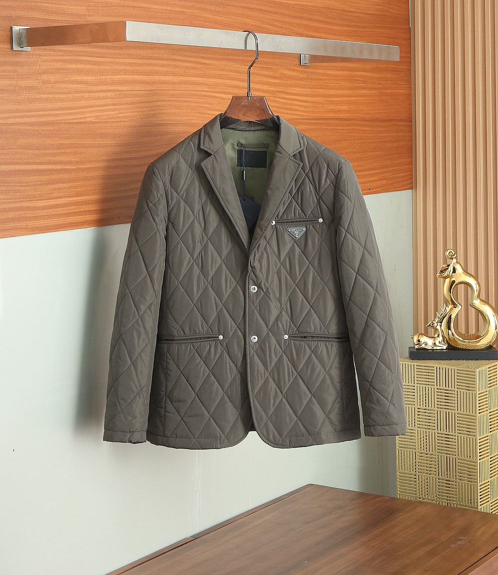 NO:518622,PRADA autumn style 2025 latest fashion designer cotton jacket. The details show the design changes of high-end structural tailoring to show the diverse image changes of men, slim and neat, tailoring, meet the popular multi-layered outfits and versatile styles of life!  Number of codes 48-56/838, prada, jackets & coats,alexander wang19860909PRADA秋款2025最新款时尚设计师款棉服外套.处处细节显工艺足够的高级结构性剪裁的设计改变来展现男士多样的形象变化,修身利落、剪裁合体,满足时下正流行的多层次穿搭,生活百搭款式！ 码数48-56/838,,prada,jackets & coats,alexander wang,Men's clothing
