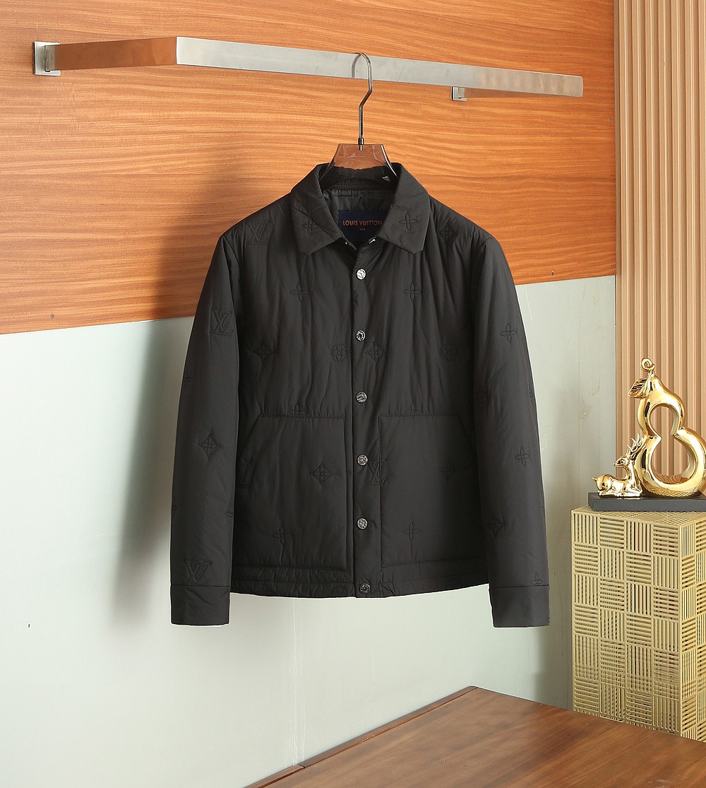 NO:518601,The whole cotton jacket for LV Donkey 2025 autumn and winter is made of a meticulous embossing process. Its three-dimensional structure is fashionable. Its super high turnover rate can make people shine. It is exquisitely made, and each line is completely in accordance with the EU standards. Each velvet is so full. The upper body is light, but the upper body does not look bloated at all, and it can easily accommodate all kinds of figures!  The lapel design adds three-dimensionality to the minimalist version!  A simple style that you will fall in love with at first glance. This type of cotton jacket is rare, so buy and cherish it!  Color black!  Size 48-56/660, louis vuitton,louis vuitton,louis vuitton,alexander wang19860909LV驴家2025秋冬男士棉服整一件用了压花工艺细致它的立体状结构时尚出街超高回头率能让人眼前一亮的棉服就是它了,精致做工,每一条走线完全按照欧盟要求标准,每一格充绒都是那么饱满,上身轻盈,H版型上身却丝毫不显臃肿,轻松包容各种身形！翻领设计,给极简的版型增添了立体感！简约却一眼就会爱上的款,这种版型的棉服真不多见,且买且珍惜！颜色黑色！尺码48-56/660,,louis vuitton,louis vuitton,louis vuitton,alexander wang,Men's clothing