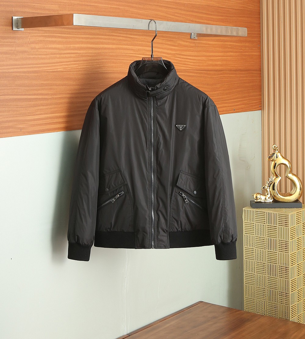 NO:518606,PRADA autumn and winter style 2025 latest fashion designer down jacket jacket. Filled with 90 white duck down, the details show the high-end structural tailoring design changes in every detail to show the diverse image changes of men, slim and neat, tailoring, meet the popular multi-layered outfits and versatile styles of life!  Number of codes 48-56 /8032,,prada,jackets & coats,down jacket,alexander wang19860909PRADA秋冬款2025最新款时尚设计师款羽绒服外套.填充90白鸭绒 处处细节显工艺足够的高级结构性剪裁的设计改变来展现男士多样的形象变化,修身利落、剪裁合体,满足时下正流行的多层次穿搭,生活百搭款式！ 码数48-56 /8032,,prada,jackets & coats,down jacket,alexander wang,Men's clothing