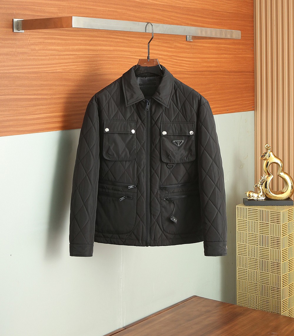 NO:518604,PPRADA autumn and winter style 2025 latest fashion designer cotton jacket. The details show the design changes of high-end structural tailoring to show the diverse image changes of men, slim and neat, tailoring, meet the popular multi-layered outfits and versatile styles of life!  Number of codes 48-56 /822,,prada,jackets & coats,alexander wang19860909PPRADA秋冬款2025最新款时尚设计师款棉服外套.处处细节显工艺足够的高级结构性剪裁的设计改变来展现男士多样的形象变化,修身利落、剪裁合体,满足时下正流行的多层次穿搭,生活百搭款式！码数48-56 /822,,prada,jackets & coats,alexander wang,Men's clothing