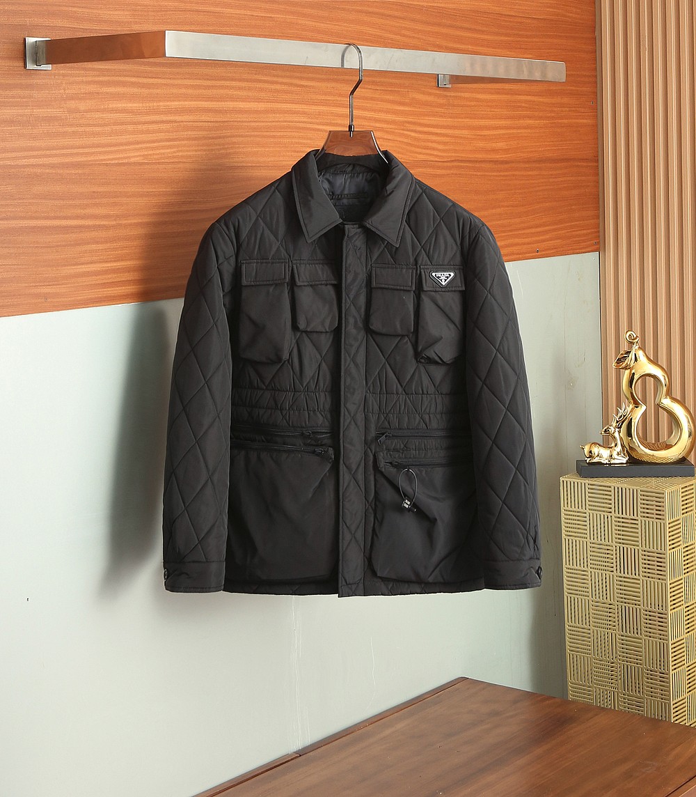 NO:518610,PRADA autumn and winter style 2025 latest fashion designer cotton jacket. The details show the design changes of high-end structural tailoring to show the diverse image changes of men, slim and neat, tailoring, meet the popular multi-layered outfits and versatile styles of life!  Number of codes 48-56 /102,,prada,jackets & coats,alexander wang19860909PRADA秋冬款2025最新款时尚设计师款棉服外套.处处细节显工艺足够的高级结构性剪裁的设计改变来展现男士多样的形象变化,修身利落、剪裁合体,满足时下正流行的多层次穿搭,生活百搭款式！码数48-56 /102,,prada,jackets & coats,alexander wang,Men's clothing