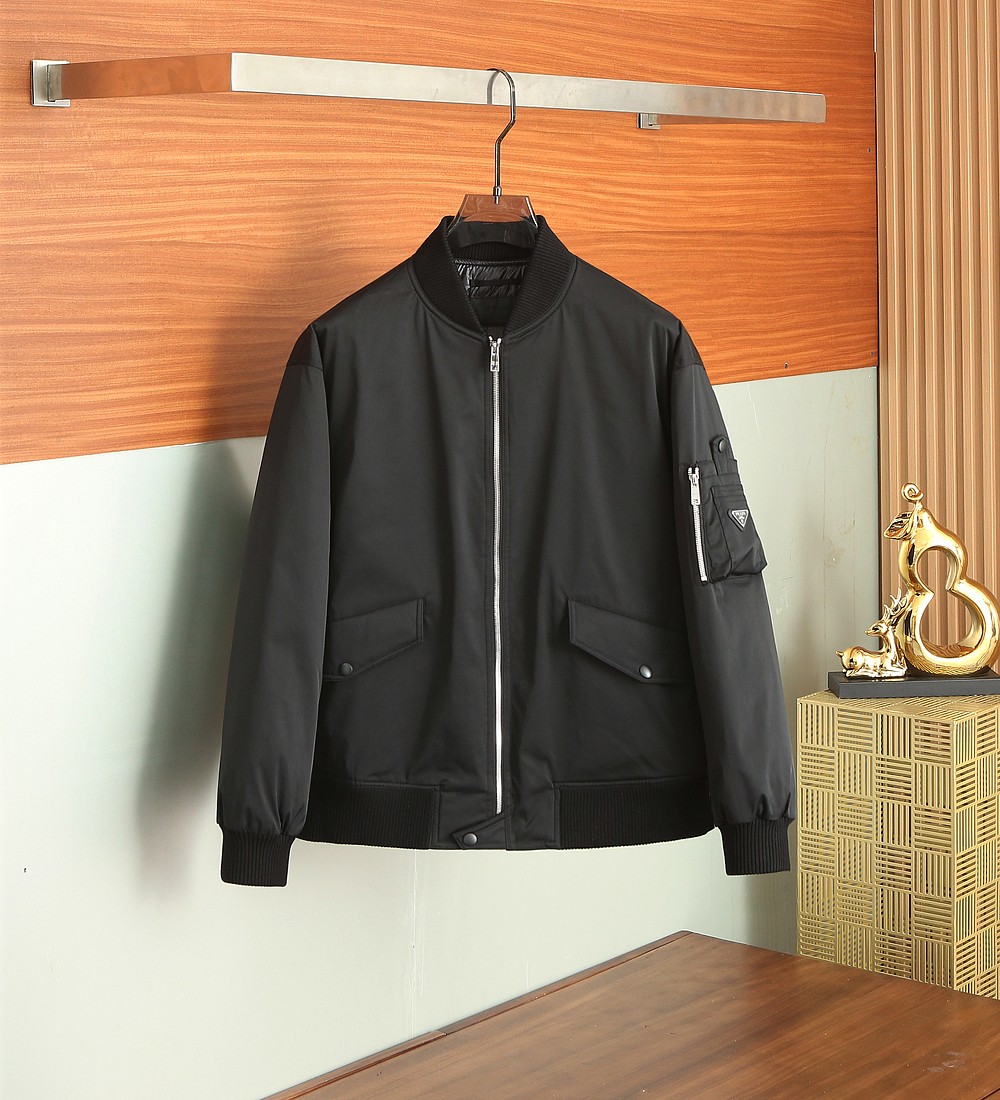 NO:518629,PRADA autumn and winter style 2025 latest fashion designer down jacket. 90 white duck down, details everywhere show the high-end structural tailoring design changes to show the diverse image changes of men, slim and neat, tailoring, meet the popular multi-layered outfits and versatile styles of life!  Number of codes 48-56 /8033,,prada,jackets & coats,down jacket,alexander wang19860909PRADA秋冬款2025最新款时尚设计师款羽绒服外套.90白鸭绒,处处细节显工艺足够的高级结构性剪裁的设计改变来展现男士多样的形象变化,修身利落、剪裁合体,满足时下正流行的多层次穿搭,生活百搭款式！ 码数48-56 /8033,,prada,jackets & coats,down jacket,alexander wang,Men's clothing