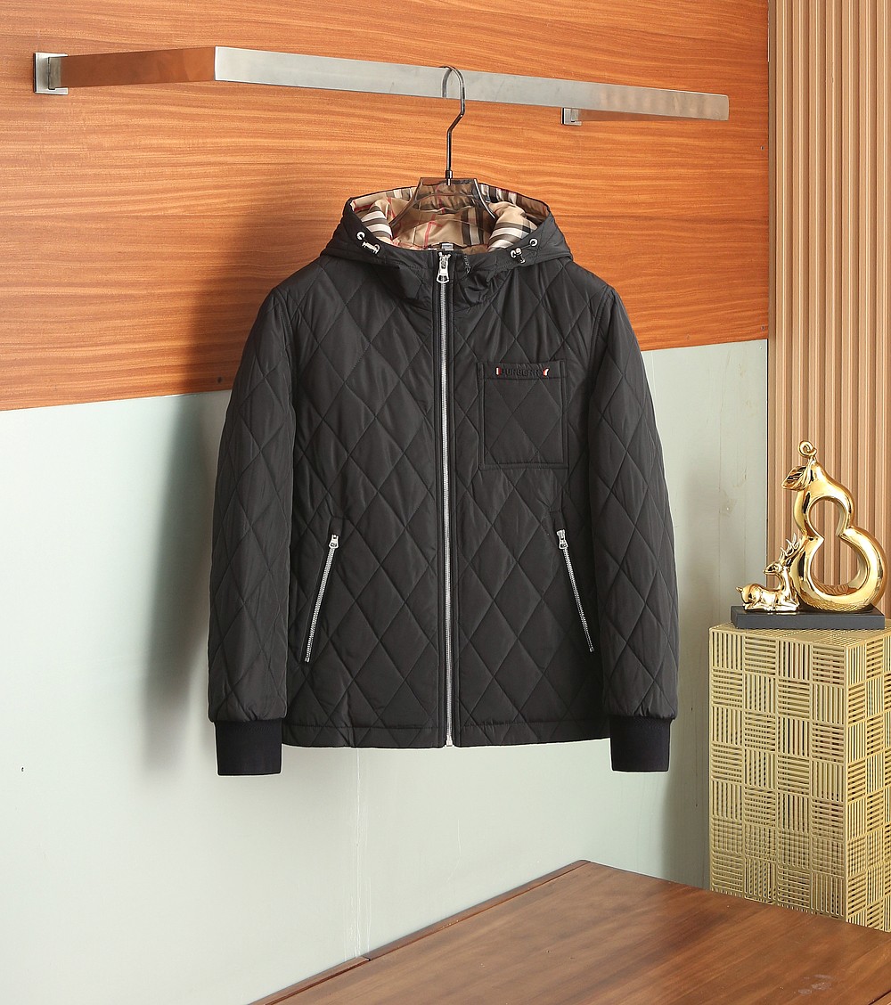 NO:518607,Burberry autumn and winter style 2025 latest fashion designer cotton jacket. Details show the design changes of high-end structural tailoring to show the diverse image changes of men, slim and neat, tailoring, meet the popular multi-layered outfits and versatile styles of life!  Number of codes 48-56 /125, burberry, jackets & coats, alexander wang19860909巴宝莉秋冬款2025最新款时尚设计师款棉服外套.处处细节显工艺足够的高级结构性剪裁的设计改变来展现男士多样的形象变化,修身利落、剪裁合体,满足时下正流行的多层次穿搭,生活百搭款式！码数48-56 /125,,burberry,jackets & coats,alexander wang,Men's clothing