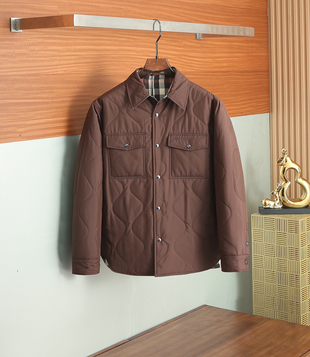 NO:518613,Burberry Burberry Autumn and Winter 2025 latest fashion designer cotton jacket on both sides. Details show the design changes of high-end structural tailoring to show the diverse image changes of men, slim and neat, tailoring, meet the popular multi-layered outfits and versatile styles of life!  Number of codes 48-56 /262, burberry,burberry,jackets & coats,alexander wang19860909巴宝莉Burberry秋冬款2025最新款时尚设计师款棉服两面穿外套.处处细节显工艺足够的高级结构性剪裁的设计改变来展现男士多样的形象变化,修身利落、剪裁合体,满足时下正流行的多层次穿搭,生活百搭款式！ 码数48-56 /262,,burberry,burberry,jackets & coats,alexander wang,Men's clothing