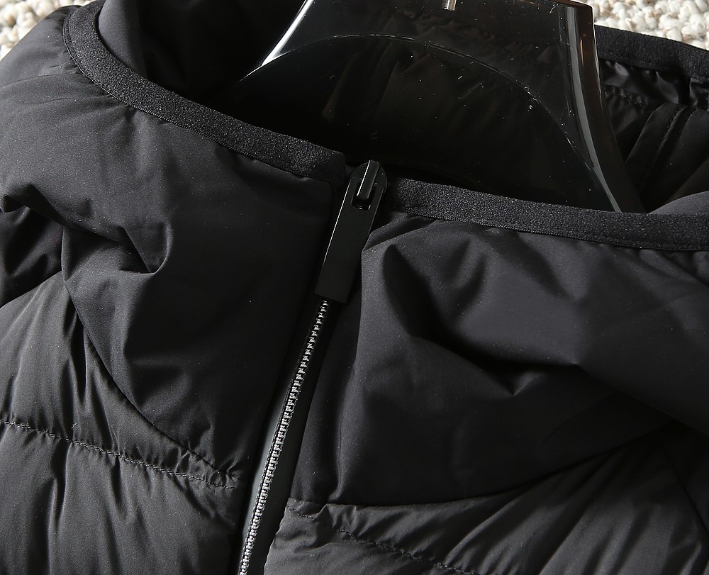 Moncler down jacket (H) Meng Mouth Down Jacket 2025 Autumn and Winter New Original 1:1 customized hardware accessories are all imported and original customized. Counter comparisons are welcome. Absolutely high quality. Made of top-grade 95 white duck down. Super soft. Filled with fluffy and full feathers. Super heavy workmanship. Fabric workmanship. Perfect version. Note The fabric is super comfortable. Exclusive model. Non-market goods. Same style for men and women. — photo 4