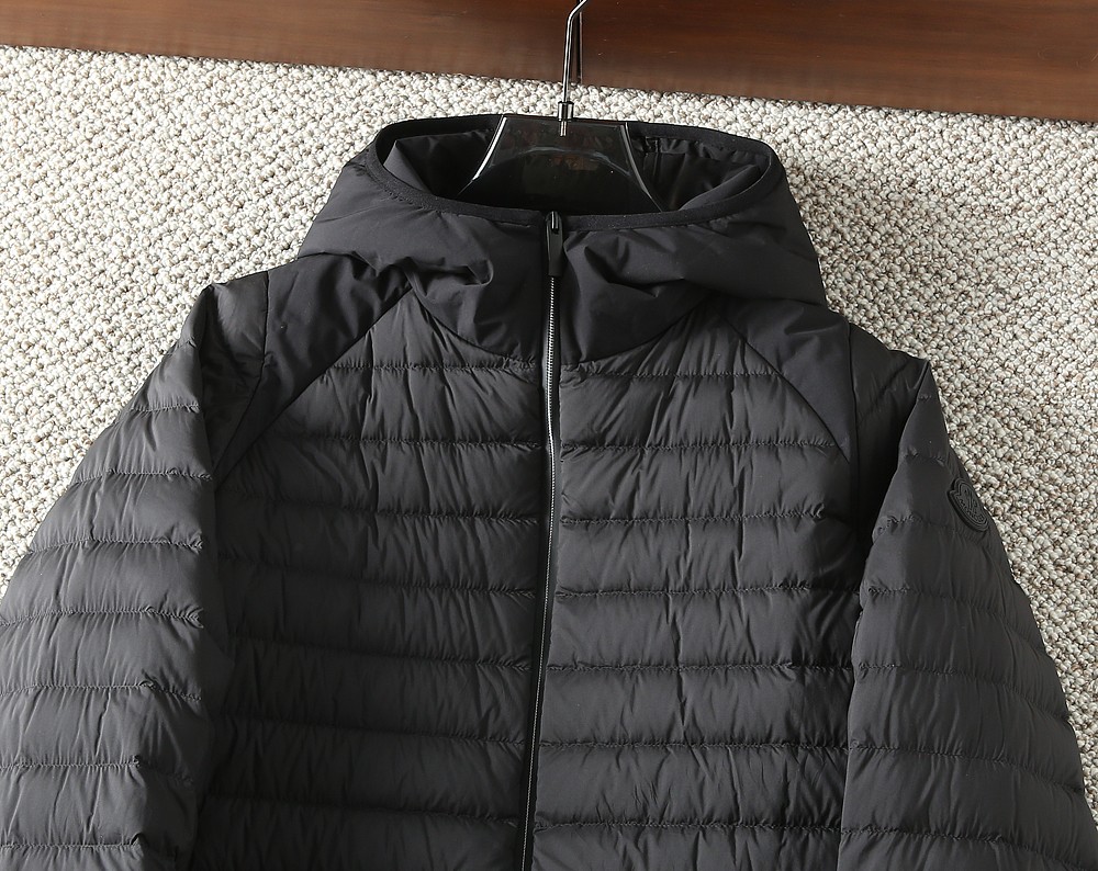 Moncler down jacket (H) Meng Mouth Down Jacket 2025 Autumn and Winter New Original 1:1 customized hardware accessories are all imported and original customized. Counter comparisons are welcome. Absolutely high quality. Made of top-grade 95 white duck down. Super soft. Filled with fluffy and full feathers. Super heavy workmanship. Fabric workmanship. Perfect version. Note The fabric is super comfortable. Exclusive model. Non-market goods. Same style for men and women. — photo 3