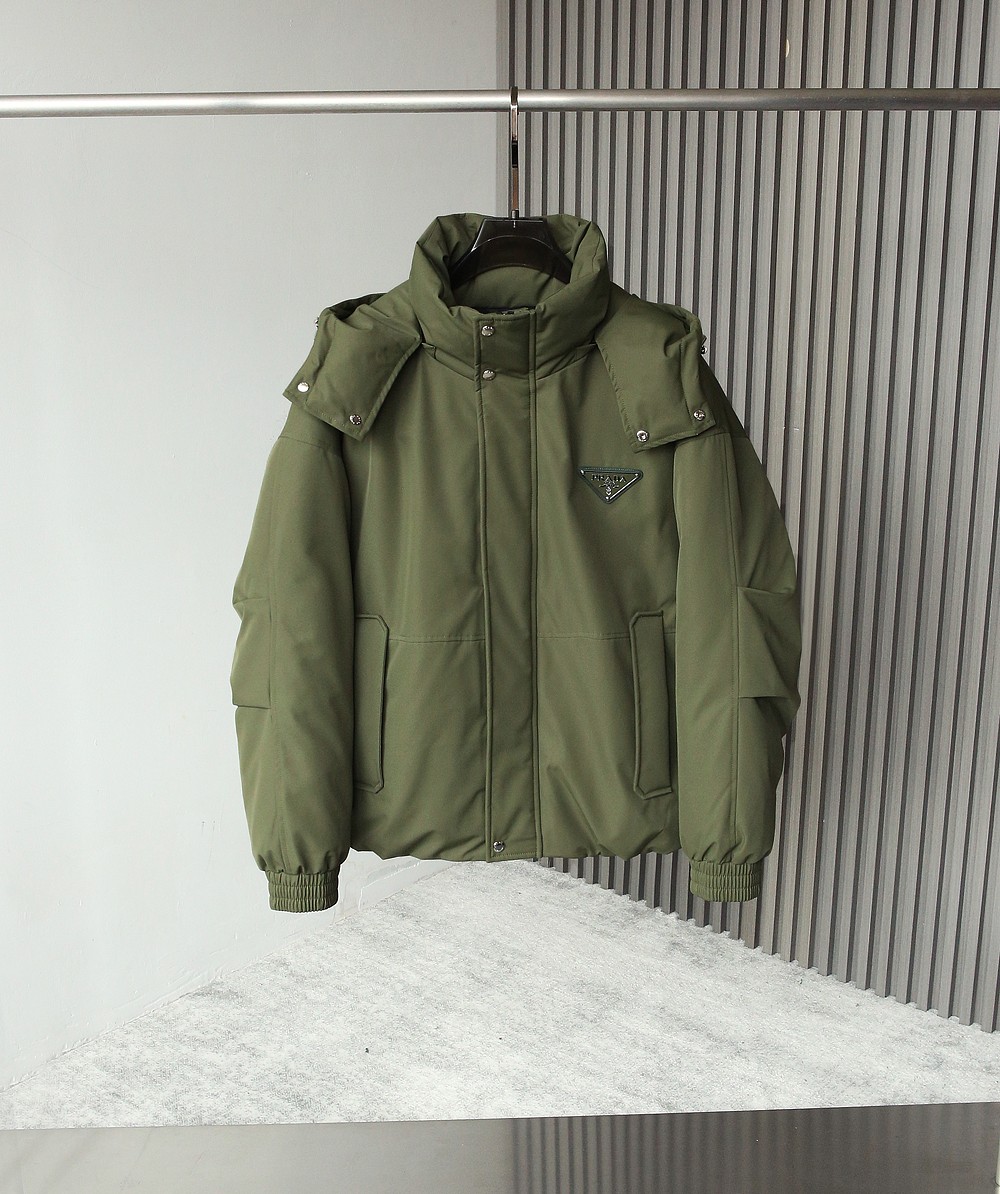 NO:537552,2025 autumn and winter new Prada original 1:1 custom hardware accessories fully imported and customized. Welcome to counter comparison. Absolutely high quality. Use top-grade 95 white duck down. Super soft. Flush and full. Super heavy fabric with a perfect fit. Pay attention to the super comfortable fabric. Exclusive model. Non-market goods. Size M for men and women. ~XXXL/85109,,prada,alexander wang.198609092025秋冬新款普拉达原版1:1订制五金配件全进口原版定制 欢迎专柜对比 绝对的高品质 采用顶级95白鸭绒 超柔软 充羽量蓬松饱满 超级重面料做工杠杠的版型完美 注意面料超舒服 独家款 非市场货 男女同款尺码M ～XXXL/85109,,prada,alexander wang,Men's clothing