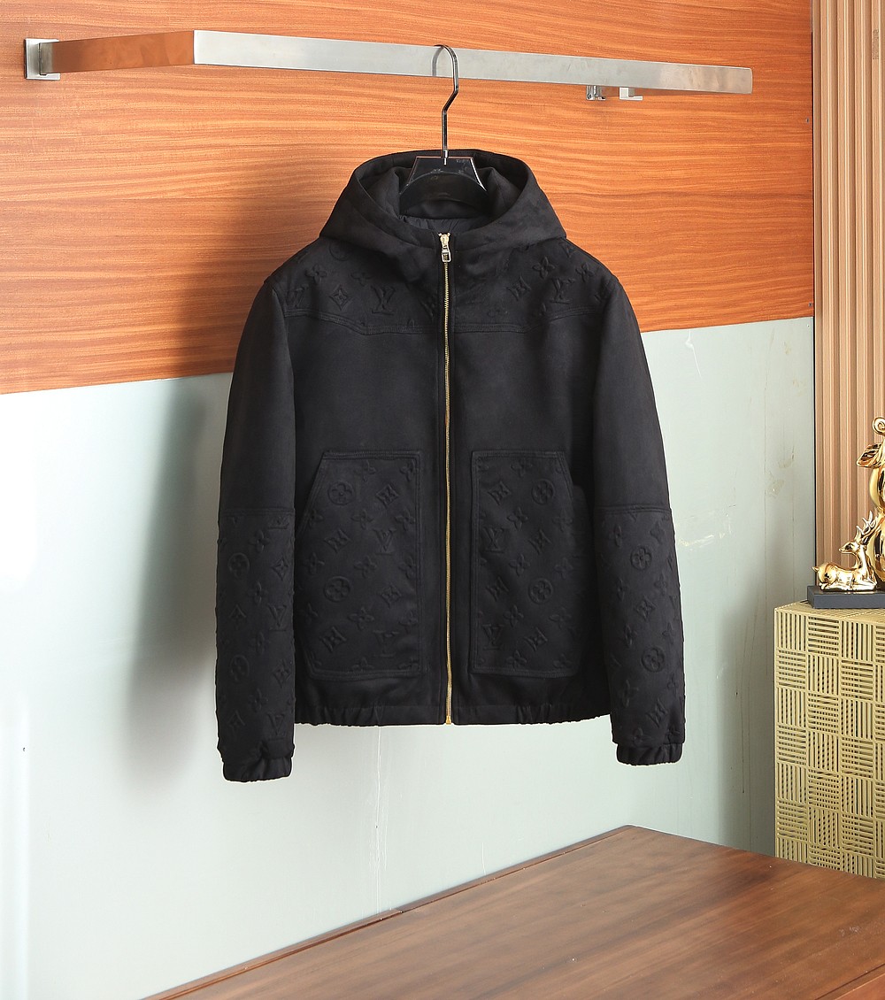 NO:537570,Down 2025 autumn and winter new LV original 1:1 custom hardware accessories fully imported and customized. Welcome to counter comparison. Absolutely high quality. Use top-grade 95 white duck down. Super soft. Flush and full. Super heavy fabric with a perfect fit. Pay attention to the super comfortable fabric. Exclusive model. Non-market goods. Size M for men and women. ~XXXL/2256,,louis vuitton, down jacket, alexander wang19860909羽绒 2025秋冬新款LV原版1:1订制五金配件全进口原版定制 欢迎专柜对比 绝对的高品质 采用顶级95白鸭绒 超柔软 充羽量蓬松饱满 超级重面料做工杠杠的版型完美 注意面料超舒服 独家款 非市场货 男女同款尺码M ～XXXL/2256,,louis vuitton,down jacket,alexander wang,Men's clothing