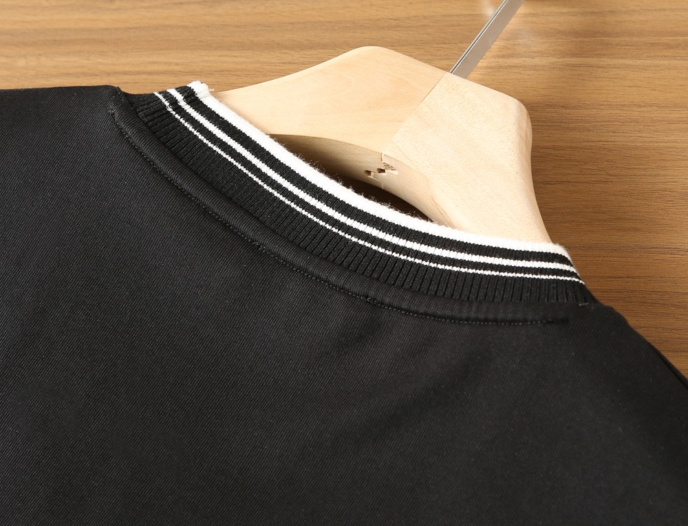 🌾普拉达PRADA2026春夏新款首发专柜最新款短袖圆领T恤 高端订制 设计前卫时尚！品牌logo重工艺