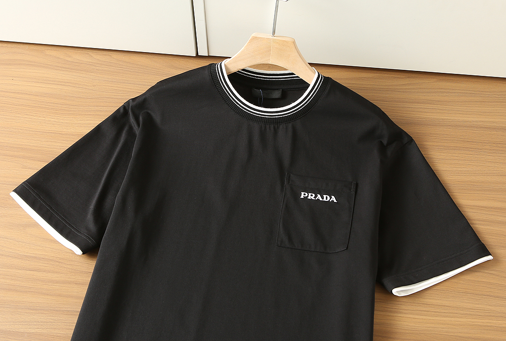 🌾普拉达PRADA2026春夏新款首发专柜最新款短袖圆领T恤 高端订制 设计前卫时尚！品牌logo重工艺