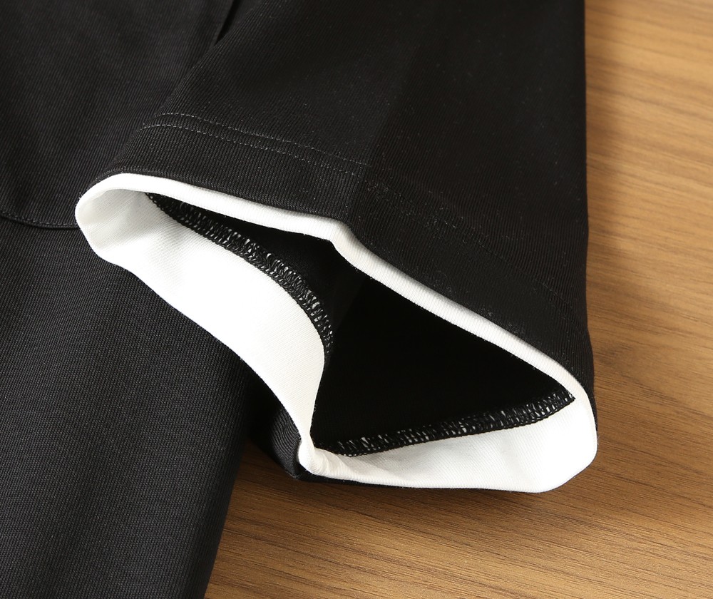 🌾普拉达PRADA2026春夏新款首发专柜最新款短袖圆领T恤 高端订制 设计前卫时尚！品牌logo重工艺