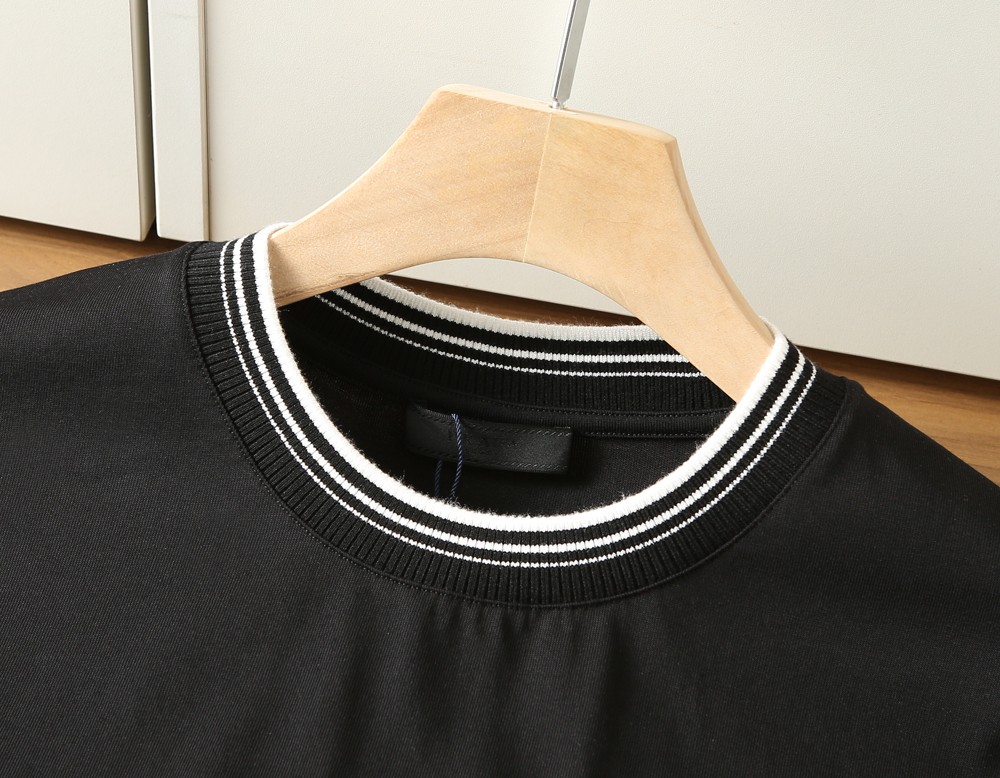 🌾普拉达PRADA2026春夏新款首发专柜最新款短袖圆领T恤 高端订制 设计前卫时尚！品牌logo重工艺