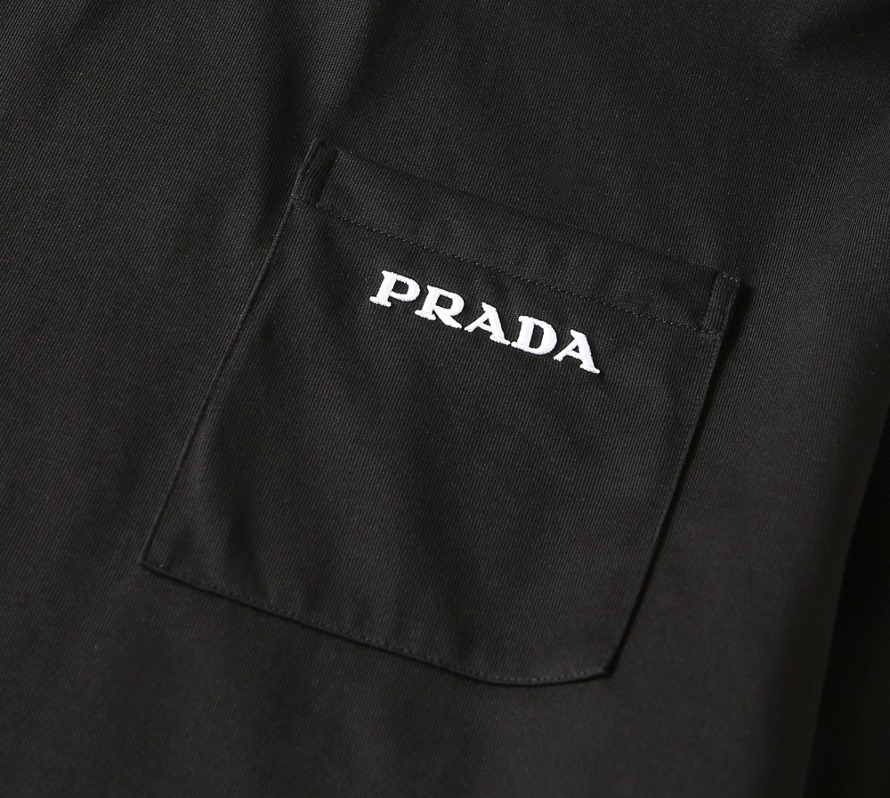 🌾普拉达PRADA2026春夏新款首发专柜最新款短袖圆领T恤 高端订制 设计前卫时尚！品牌logo重工艺