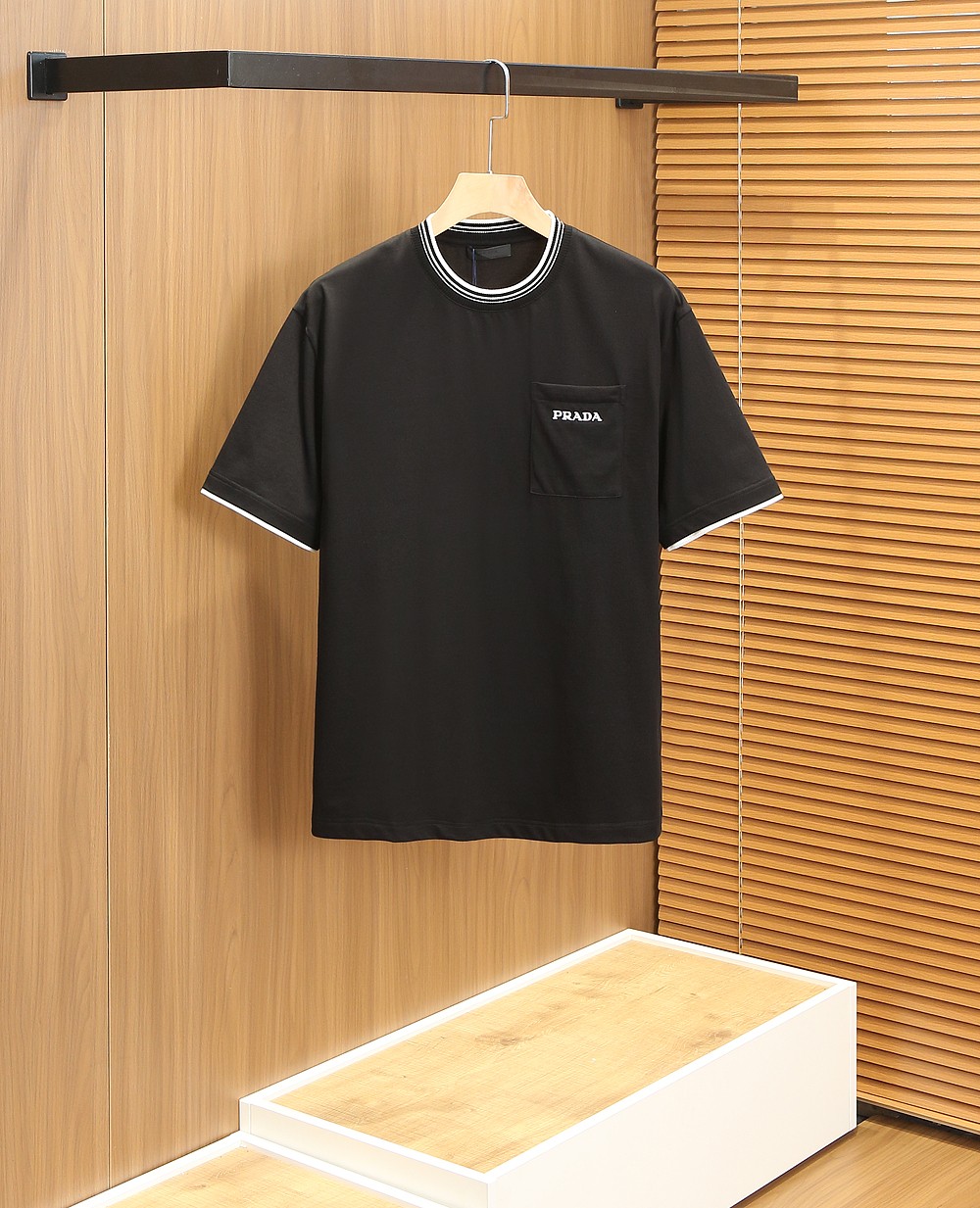 🌾普拉达PRADA2026春夏新款首发专柜最新款短袖圆领T恤 高端订制 设计前卫时尚！品牌logo重工艺