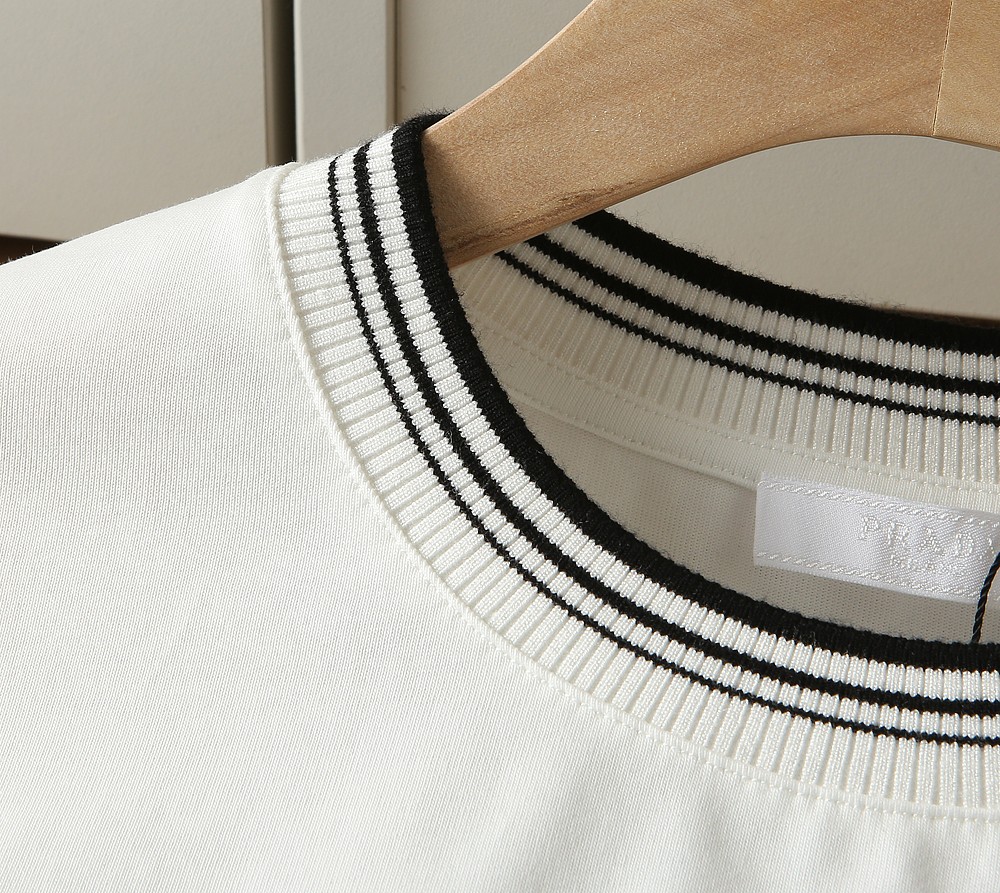 🌾普拉达PRADA2026春夏新款首发专柜最新款短袖圆领T恤 高端订制 设计前卫时尚！品牌logo重工艺