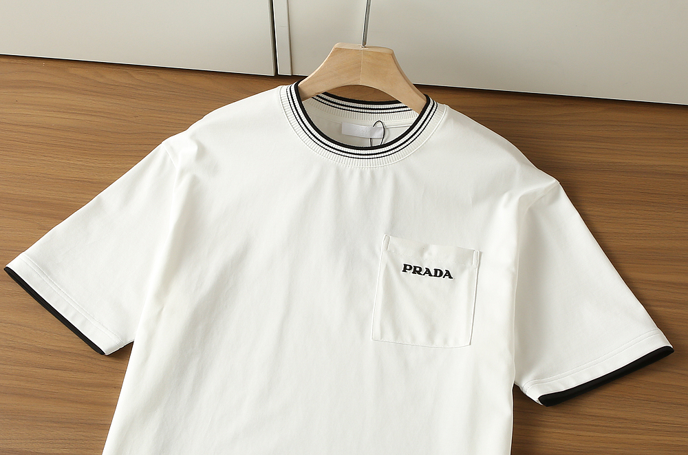 🌾普拉达PRADA2026春夏新款首发专柜最新款短袖圆领T恤 高端订制 设计前卫时尚！品牌logo重工艺