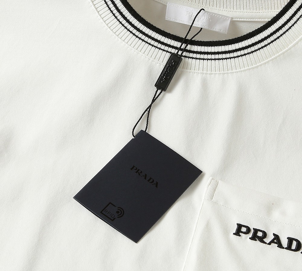 🌾普拉达PRADA2026春夏新款首发专柜最新款短袖圆领T恤 高端订制 设计前卫时尚！品牌logo重工艺