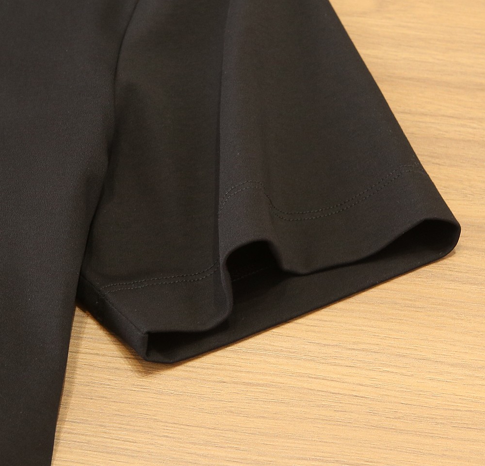 🌾普拉达P家春夏新款首发专柜最新款短袖圆领T恤 高端订制 设计前卫时尚！高端定制匹马棉＋桑蚕丝＋莫代尔面