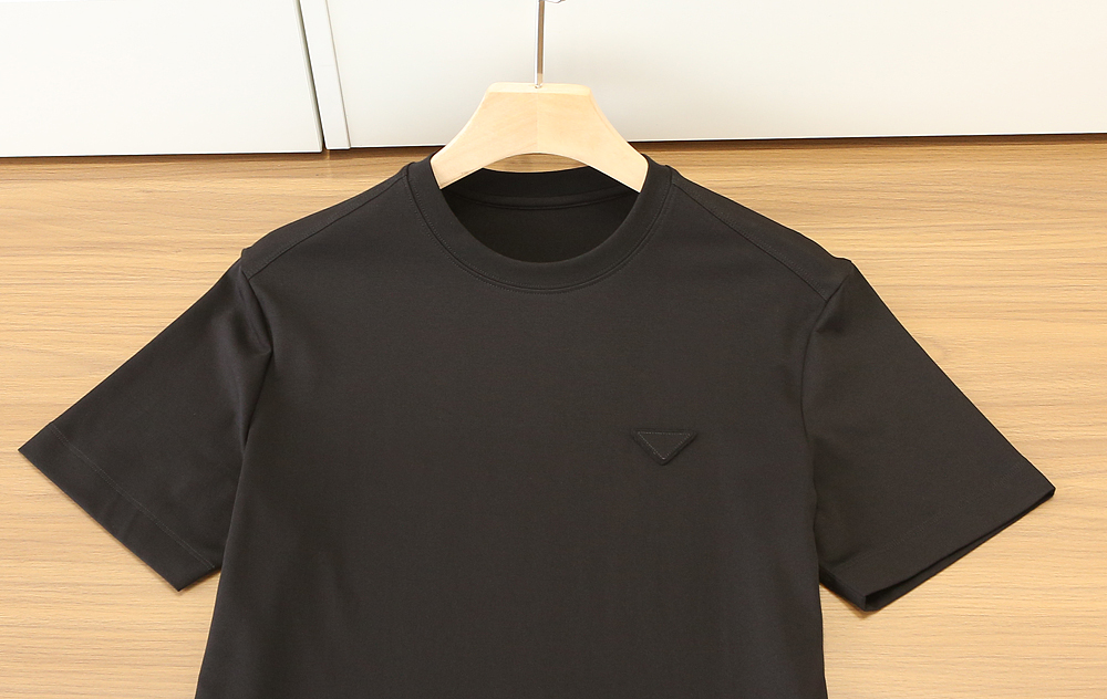 🌾普拉达P家春夏新款首发专柜最新款短袖圆领T恤 高端订制 设计前卫时尚！高端定制匹马棉＋桑蚕丝＋莫代尔面