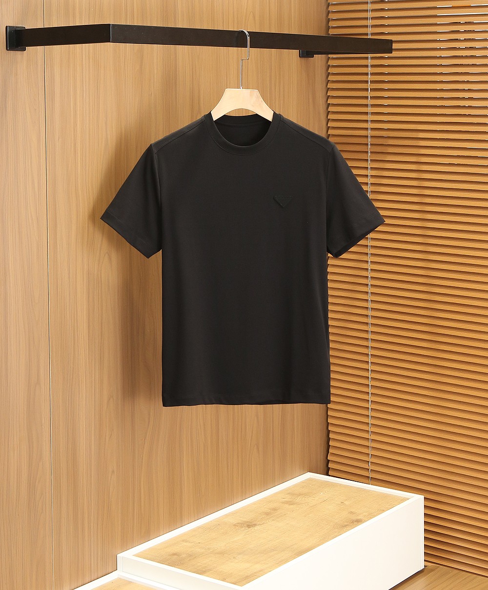 🌾普拉达P家春夏新款首发专柜最新款短袖圆领T恤 高端订制 设计前卫时尚！高端定制匹马棉＋桑蚕丝＋莫代尔面