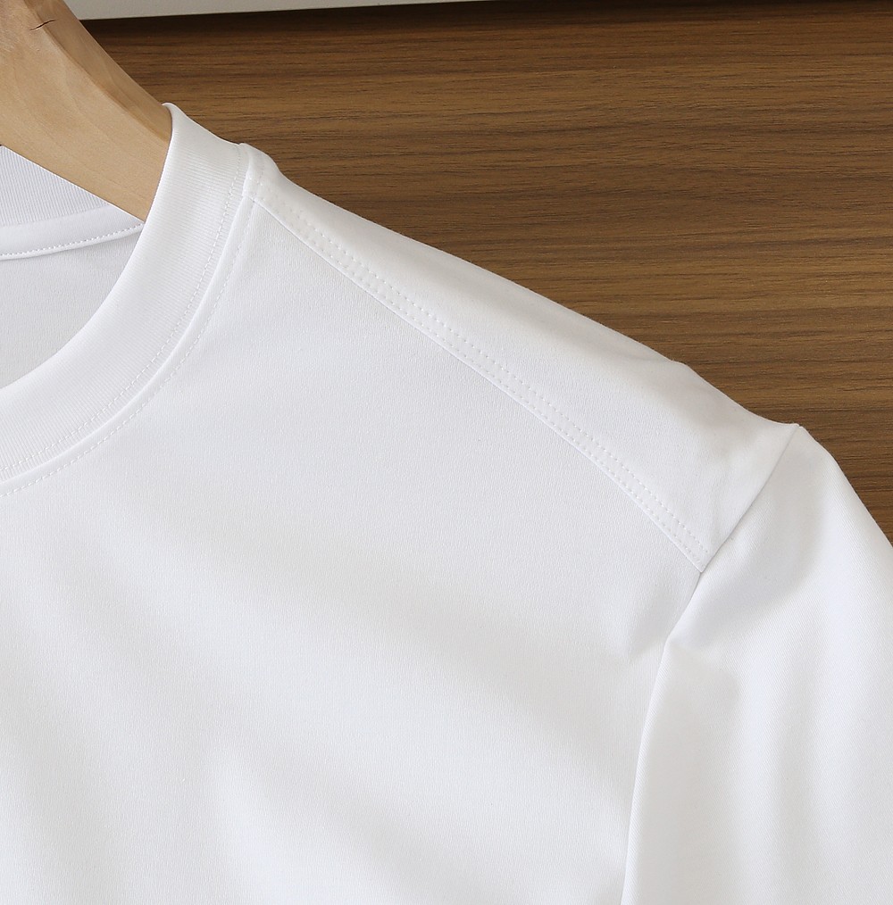 🌾普拉达P家春夏新款首发专柜最新款短袖圆领T恤 高端订制 设计前卫时尚！高端定制匹马棉＋桑蚕丝＋莫代尔面