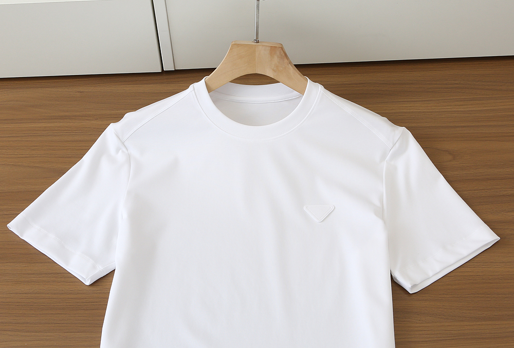 🌾普拉达P家春夏新款首发专柜最新款短袖圆领T恤 高端订制 设计前卫时尚！高端定制匹马棉＋桑蚕丝＋莫代尔面