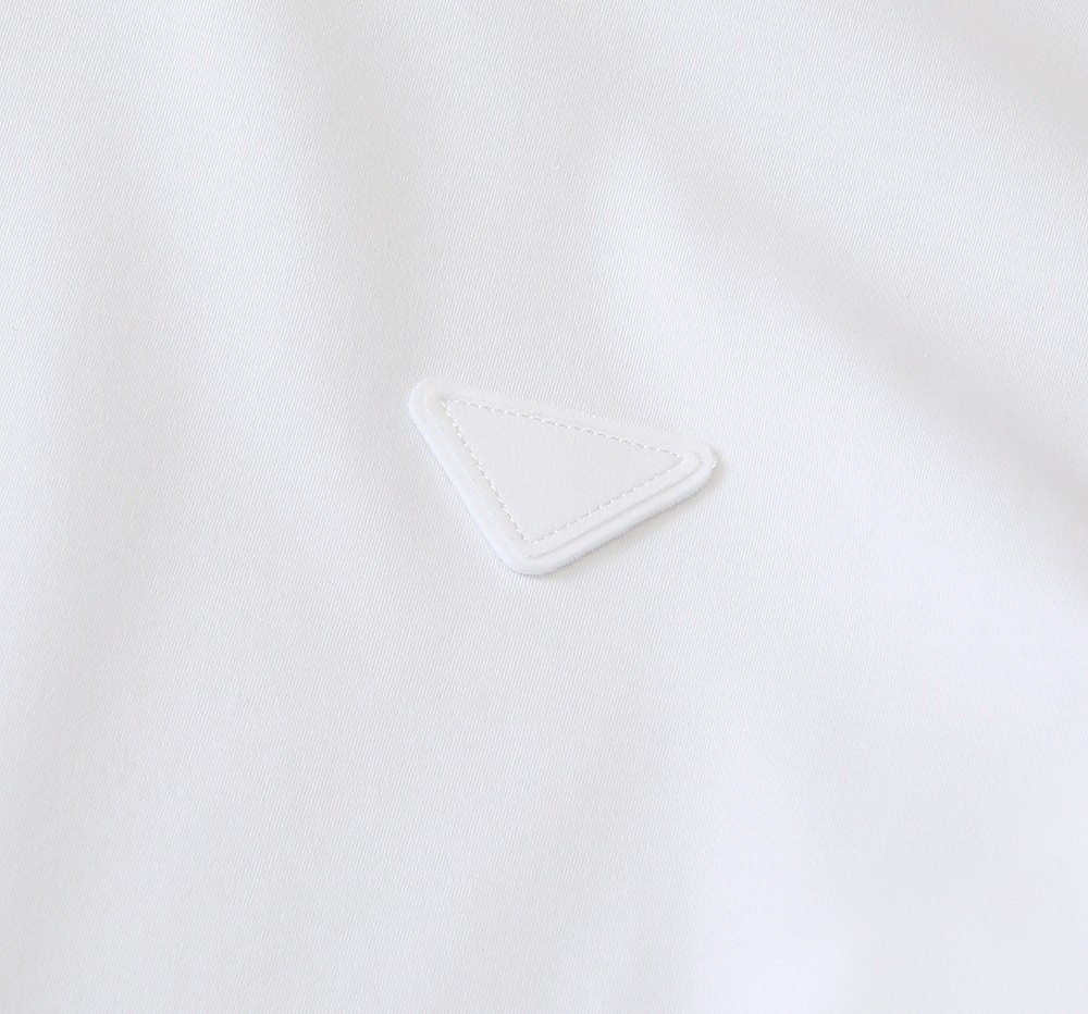 🌾普拉达P家春夏新款首发专柜最新款短袖圆领T恤 高端订制 设计前卫时尚！高端定制匹马棉＋桑蚕丝＋莫代尔面