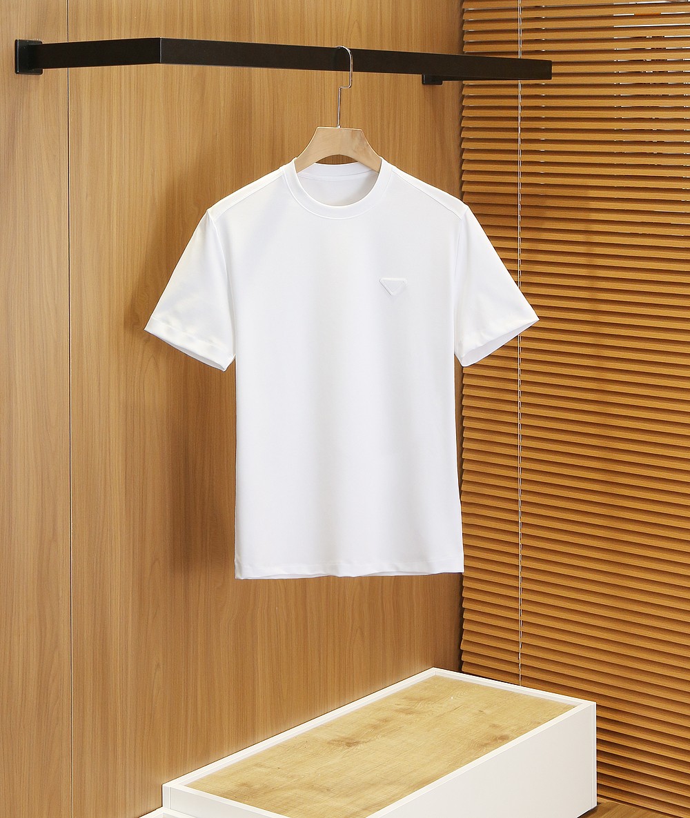 🌾普拉达P家春夏新款首发专柜最新款短袖圆领T恤 高端订制 设计前卫时尚！高端定制匹马棉＋桑蚕丝＋莫代尔面