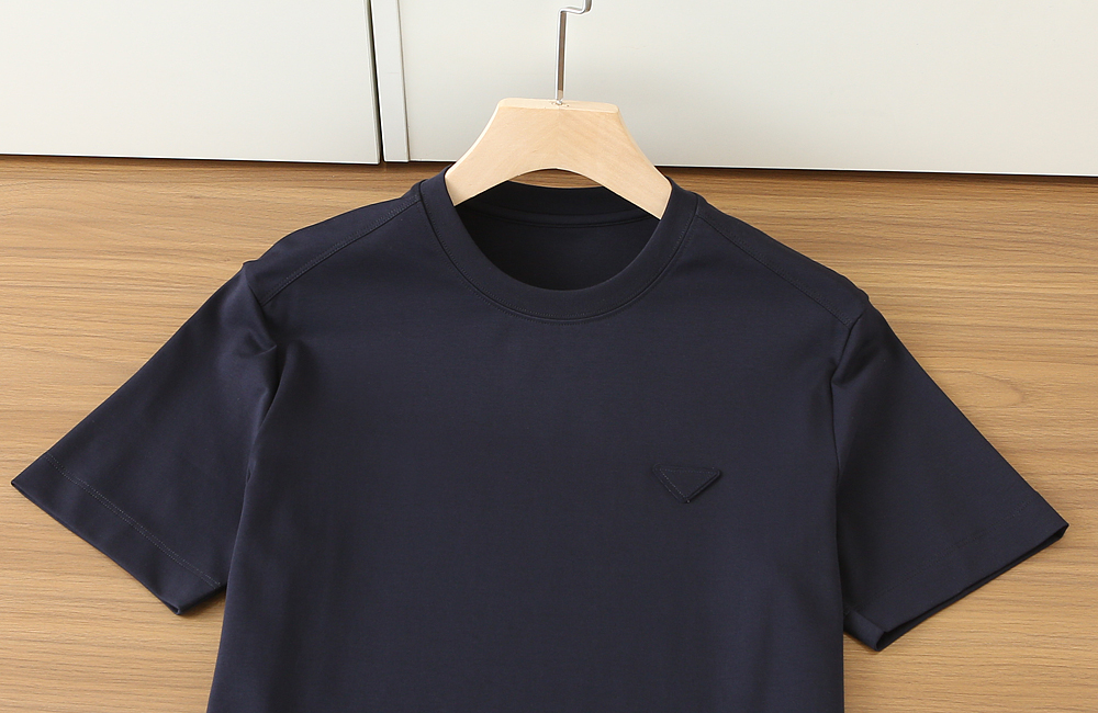 🌾普拉达P家春夏新款首发专柜最新款短袖圆领T恤 高端订制 设计前卫时尚！高端定制匹马棉＋桑蚕丝＋莫代尔面