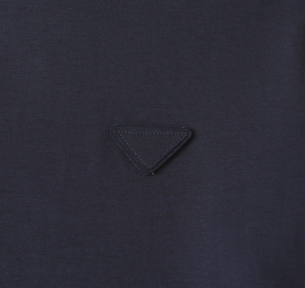 🌾普拉达P家春夏新款首发专柜最新款短袖圆领T恤 高端订制 设计前卫时尚！高端定制匹马棉＋桑蚕丝＋莫代尔面