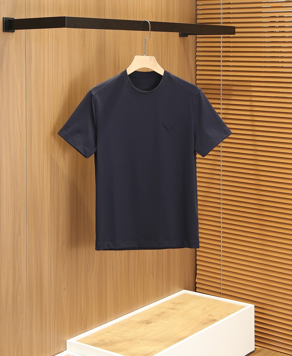 🌾普拉达P家春夏新款首发专柜最新款短袖圆领T恤 高端订制 设计前卫时尚！高端定制匹马棉＋桑蚕丝＋莫代尔面