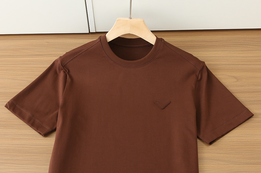 🌾普拉达P家春夏新款首发专柜最新款短袖圆领T恤 高端订制 设计前卫时尚！高端定制匹马棉＋桑蚕丝＋莫代尔面