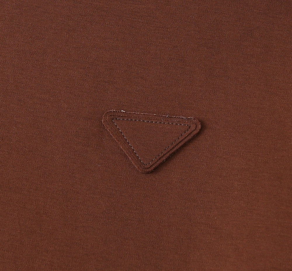 🌾普拉达P家春夏新款首发专柜最新款短袖圆领T恤 高端订制 设计前卫时尚！高端定制匹马棉＋桑蚕丝＋莫代尔面