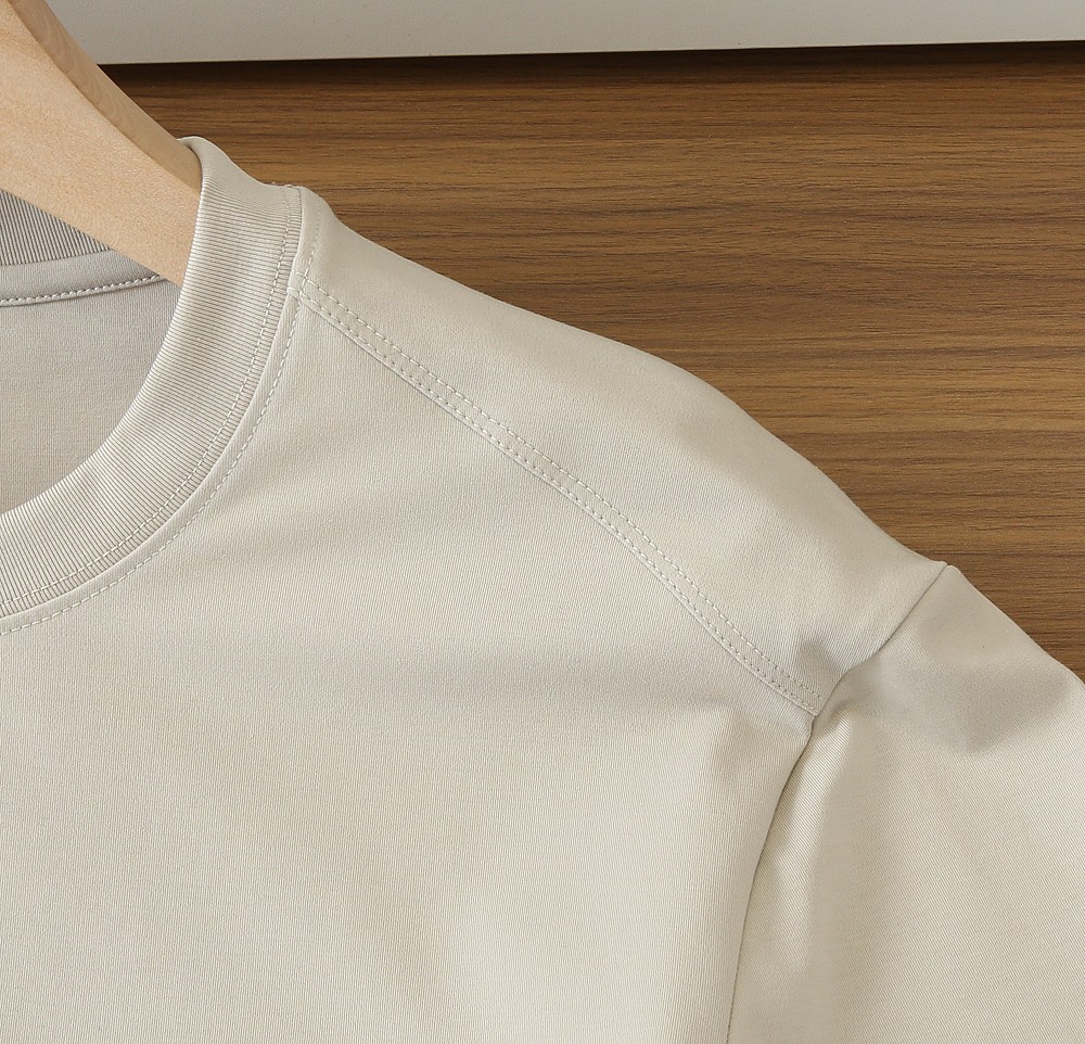 🌾普拉达P家春夏新款首发专柜最新款短袖圆领T恤 高端订制 设计前卫时尚！高端定制匹马棉＋桑蚕丝＋莫代尔面