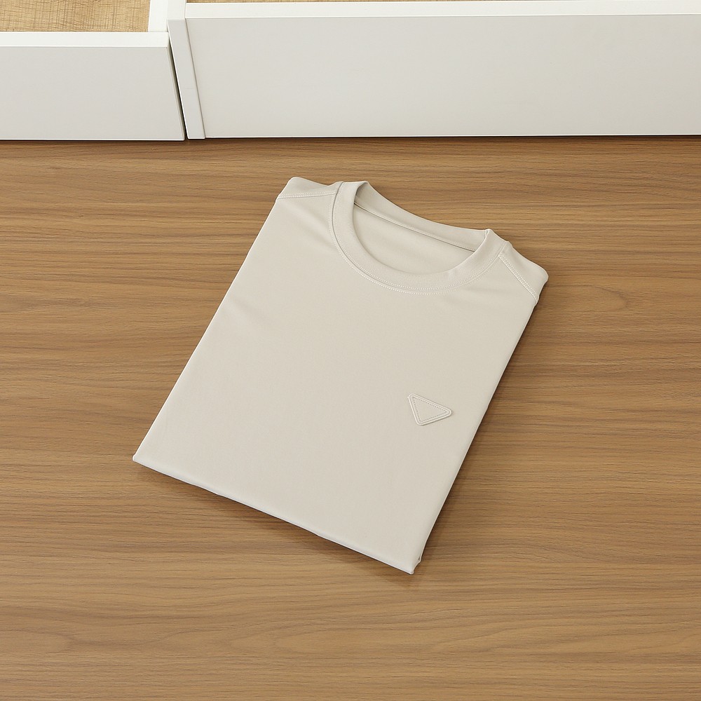 🌾普拉达P家春夏新款首发专柜最新款短袖圆领T恤 高端订制 设计前卫时尚！高端定制匹马棉＋桑蚕丝＋莫代尔面