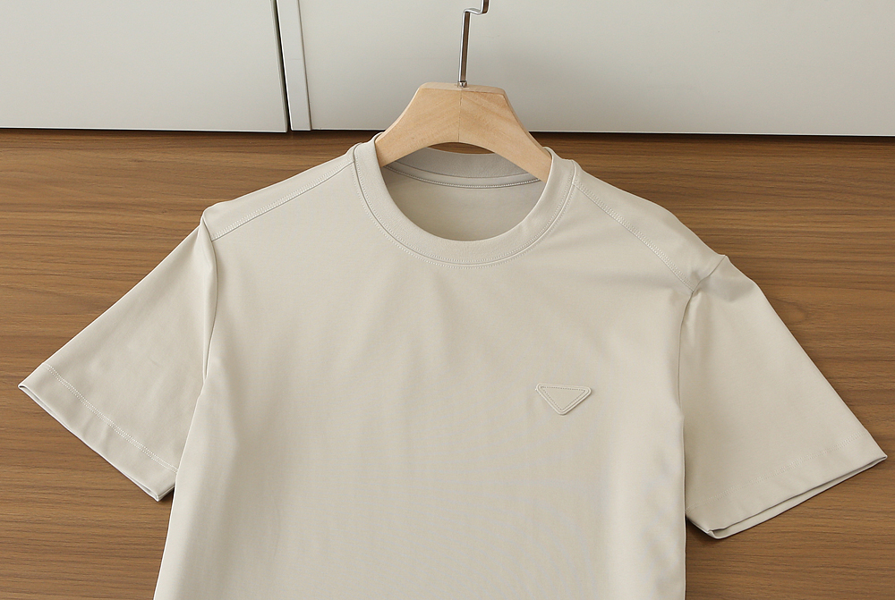 🌾普拉达P家春夏新款首发专柜最新款短袖圆领T恤 高端订制 设计前卫时尚！高端定制匹马棉＋桑蚕丝＋莫代尔面